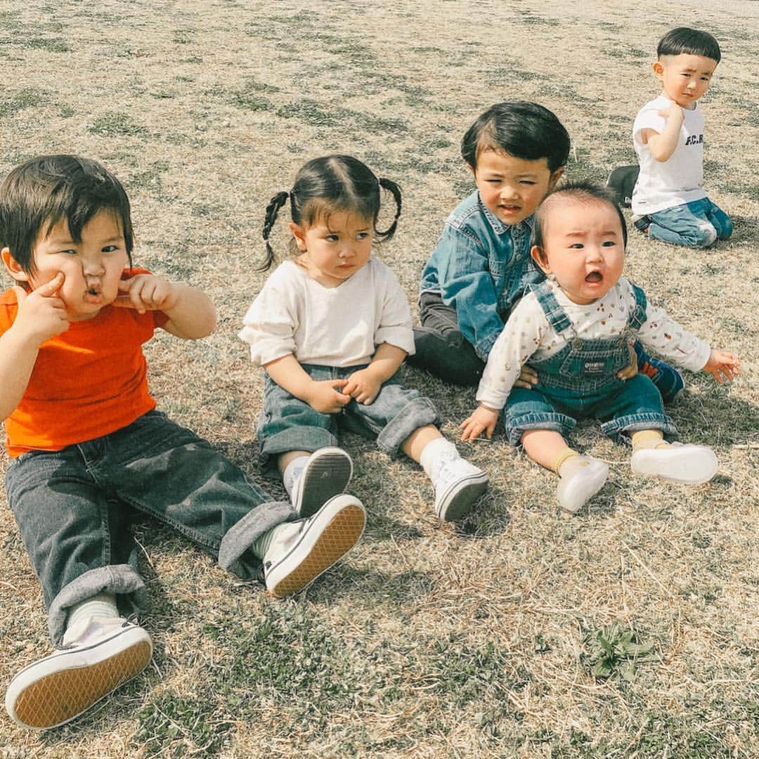 山崎まきこさんのインスタグラム写真 - (山崎まきこInstagram)「. 昨日は みんなでピクニック☀️ 初めて5人揃えた〜🌈❤️ 親たちも個が強いけど 子どもたちも個性が出すぎてる（笑） 楽しかった！またやりましょ👍🏽 #picnic #sunday #teamkidz #HAJIME🐢」4月8日 10時31分 - makiko_yamazaki