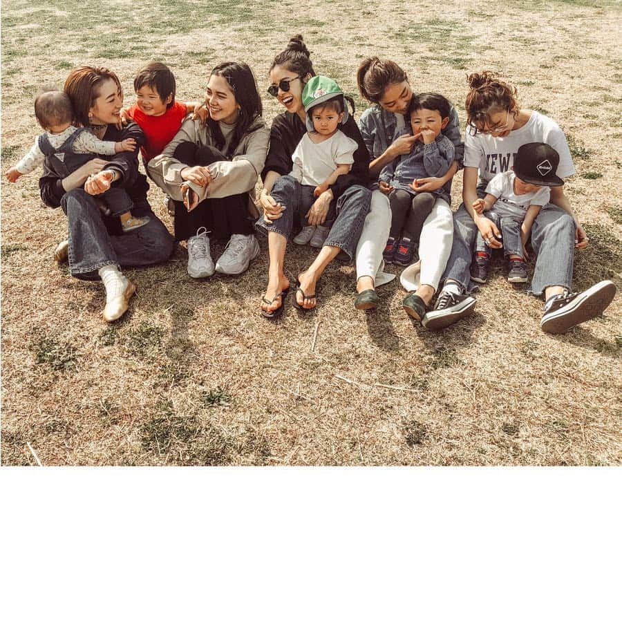 山崎まきこさんのインスタグラム写真 - (山崎まきこInstagram)「. 昨日は みんなでピクニック☀️ 初めて5人揃えた〜🌈❤️ 親たちも個が強いけど 子どもたちも個性が出すぎてる（笑） 楽しかった！またやりましょ👍🏽 #picnic #sunday #teamkidz #HAJIME🐢」4月8日 10時31分 - makiko_yamazaki