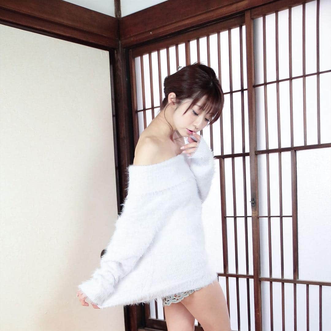 折原みかさんのインスタグラム写真 - (折原みかInstagram)「2019.3.31.古民家撮影会 #撮影会 #古民家  #大正住宅 #オフショルニット #オフショルダー #肩出し #セーター #平成最後のオフショルダー #生脚くら部 #なまあし #まとめ髪 #アップスタイル #ゆる団子ヘア #カメラ好きな人と繫がりたい #ファインダー越しの私の世界 #sexy #mikaorihara #model #followme」4月8日 10時35分 - mikaorihara