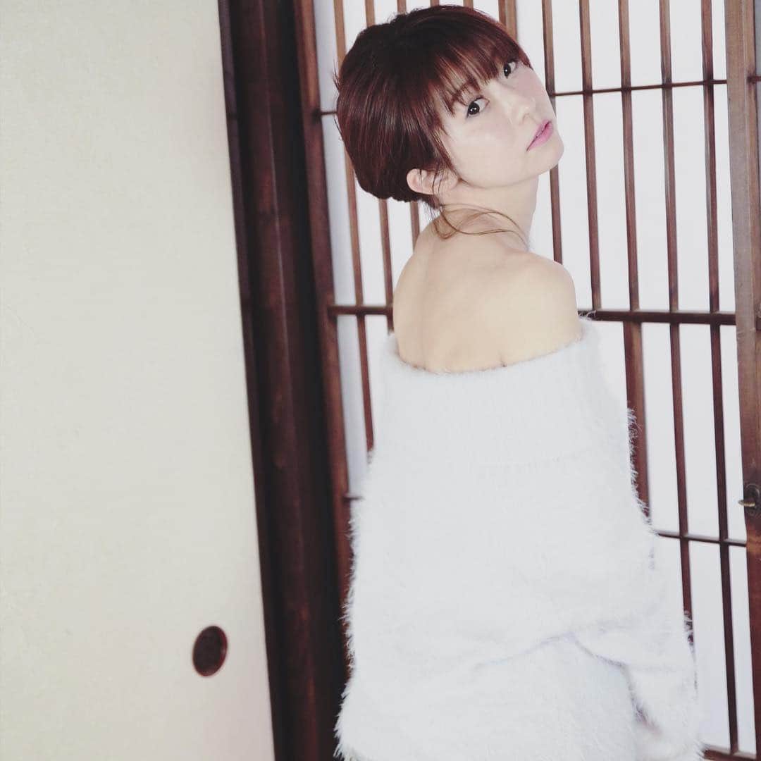 折原みかさんのインスタグラム写真 - (折原みかInstagram)「2019.3.31.古民家撮影会 #撮影会 #古民家  #大正住宅 #オフショルニット #オフショルダー #肩出し #セーター #平成最後のオフショルダー #生脚くら部 #なまあし #まとめ髪 #アップスタイル #ゆる団子ヘア #カメラ好きな人と繫がりたい #ファインダー越しの私の世界 #sexy #mikaorihara #model #followme」4月8日 10時35分 - mikaorihara
