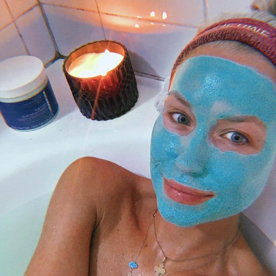 ウラヘンリクセンさんのインスタグラム写真 - (ウラヘンリクセンInstagram)「#SelfcareSunday well spent with Cold Plunge Pore Mask 💙 Which Ole products are you using today? #Regram @carolinehgroth」4月8日 10時36分 - olehenriksen