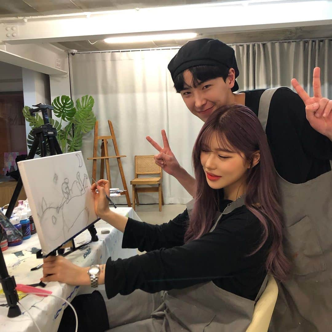 チェユラさんのインスタグラム写真 - (チェユラInstagram)「슥삿슥삭🎨❣️ 요날입은 티도 #에이블리 제품이에오  편해서 자주 찾게되는✨ #유라데일리룩 #오프숄더」4月8日 10時40分 - youra_ch0i