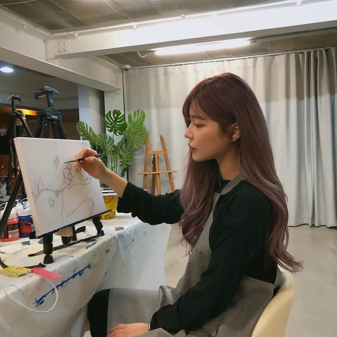 チェユラさんのインスタグラム写真 - (チェユラInstagram)「슥삿슥삭🎨❣️ 요날입은 티도 #에이블리 제품이에오  편해서 자주 찾게되는✨ #유라데일리룩 #오프숄더」4月8日 10時40分 - youra_ch0i