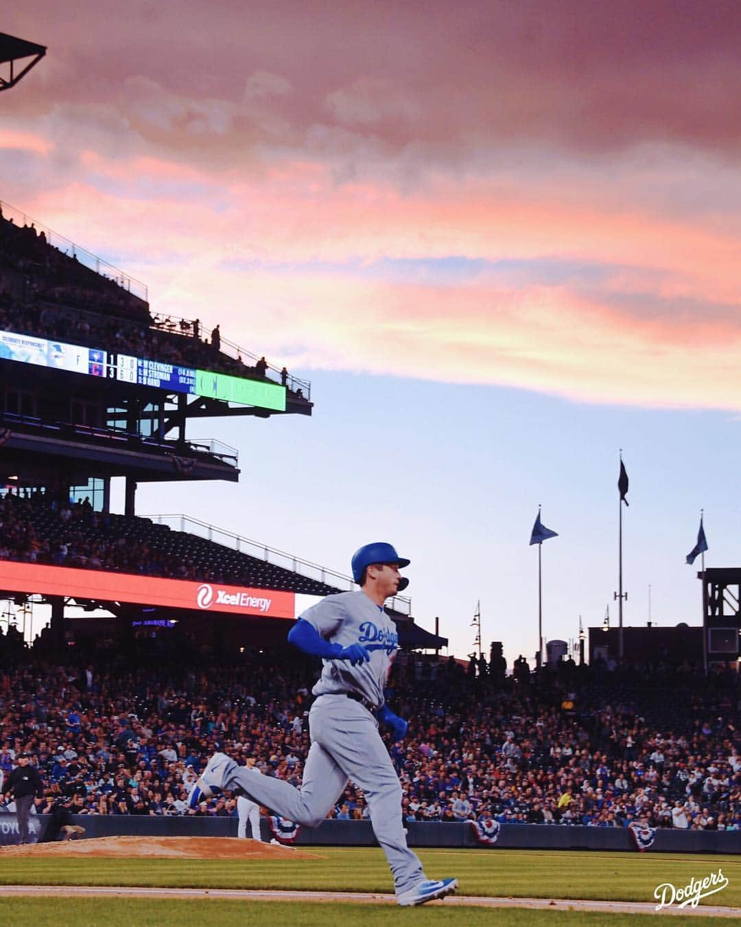 Los Angeles Dodgersさんのインスタグラム写真 - (Los Angeles DodgersInstagram)「Hello #BaseballSky.」4月8日 10時52分 - dodgers