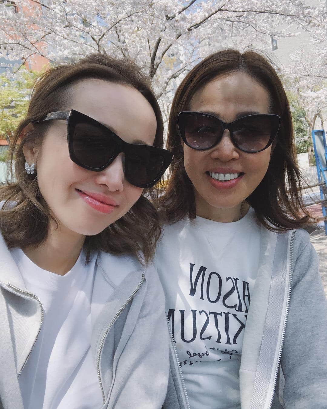 翁安芸さんのインスタグラム写真 - (翁安芸Instagram)「Tokyo weekend🌸 母がアメリカから帰国しているので、週末は家族でさくら坂で桜を見たり娘の大好きな公園へ行ったり。写真2枚目は、徹子の部屋に喜ぶ母😄💓💓💓 しばらく徹子の部屋ごっこしてました🌸 #tokyo #weekend #sakura #cherryblossom #motheranddaughter」4月8日 10時52分 - akinyc