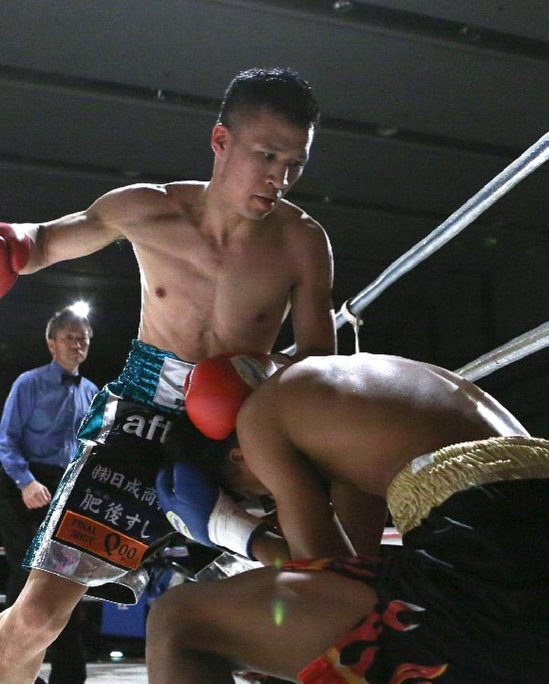 川上じゅんさんのインスタグラム写真 - (川上じゅんInstagram)「昨日のボクシングの試合🥊 世界タイトルマッチ前哨戦の試合  大沢 宏晋選手 2R KO勝利。 フォトはBOXING MOBILEより引用させていただきました。 #BOXINGMOBIL #boxeo #ボクシング #JBC #BOXING #BoxingReferee #川上じゅんレフェリー  #大沢宏晋」4月8日 10時45分 - kawakami_j