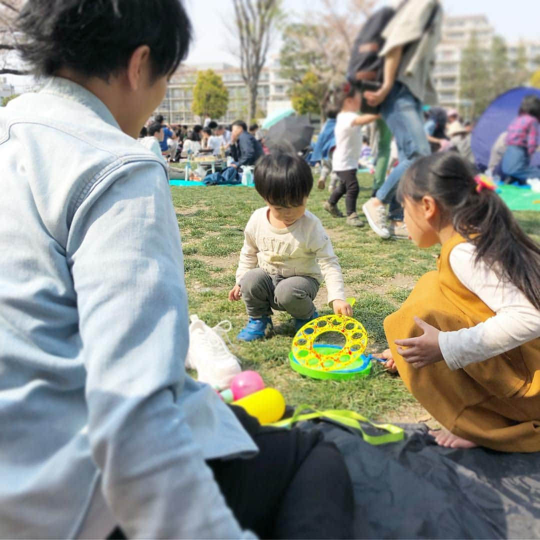 筧沙奈恵さんのインスタグラム写真 - (筧沙奈恵Instagram)「家族で、中野四季の森公園でお花見🌸 ・ 桜は散りかけていましたが、家族で見ることができてよかった😌 ・ 先日の撮影でスポーティなコーデに挑戦したことがきっかけでちょっと取り入れてみたいなーと思い、上下ワープバイエネーレ @thewarpbyennerre でアスレジャーを意識したコーデにしてみました♪ ・ 夫もワープバイエネーレのTシャツで、ペアコーデ✨娘に👧「なんでバーコードがついてるの？」と聞かれましたが（笑）シンプルでお気に入りのTシャツ❤️ ・ outer #GU tops #THEWARPbyennerre pants #THEWARPbyennerre shoes #donoban ・ #ザワープバイエネーレ #アスレジャー #旦那コーデ #デートなうに使っていいよ#旦那の服は私が選ぶ #リンクコーデ #ペアコーデ #ママコーデ #夫婦 #夫婦コーデ #ママファッション #スポーティーコーデ」4月8日 10時48分 - sanaekakei