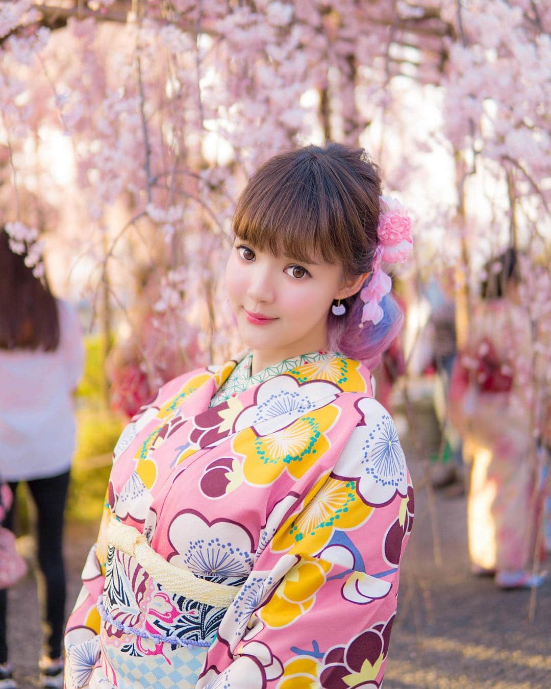 YingTzeさんのインスタグラム写真 - (YingTzeInstagram)「Last year’s Spring in Kyoto ! 🌸 One of the best trips I had ~ with hair color by @daisukesalon to match the sakura !  _ I’m not able to travel much this year because of work and my Precious~ but it’s okay I’ll save up for next year instead. Thinking about maybe visiting Korea next year. 😂 Where is your dream country to have a vacation in ? _ This month I’ll be streaming everyday at 9pm (GMT+8). I’ll stream Mobile Legends tonight ~ I want to train some heroes after 90% defeat last night lol. See you later at my Facebook Page ! _ 📸 @17.ambition  Hair color by @daisukesalon  #blessed #kimono #spring #sakura #sakuraseason #haircolorideas #springhairtrends #shorthairstyles」4月8日 10時48分 - yingtze