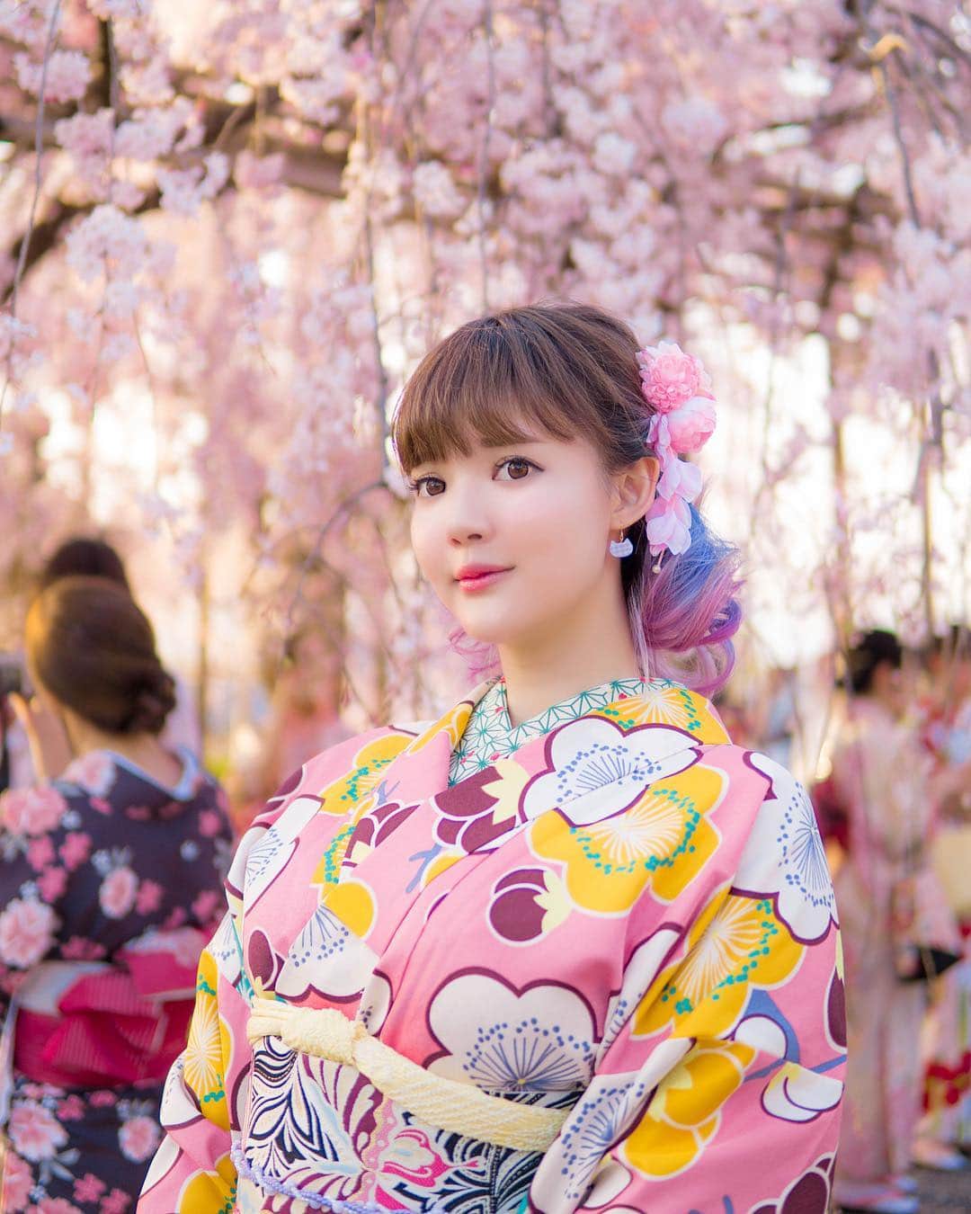 YingTzeさんのインスタグラム写真 - (YingTzeInstagram)「Last year’s Spring in Kyoto ! 🌸 One of the best trips I had ~ with hair color by @daisukesalon to match the sakura !  _ I’m not able to travel much this year because of work and my Precious~ but it’s okay I’ll save up for next year instead. Thinking about maybe visiting Korea next year. 😂 Where is your dream country to have a vacation in ? _ This month I’ll be streaming everyday at 9pm (GMT+8). I’ll stream Mobile Legends tonight ~ I want to train some heroes after 90% defeat last night lol. See you later at my Facebook Page ! _ 📸 @17.ambition  Hair color by @daisukesalon  #blessed #kimono #spring #sakura #sakuraseason #haircolorideas #springhairtrends #shorthairstyles」4月8日 10時48分 - yingtze