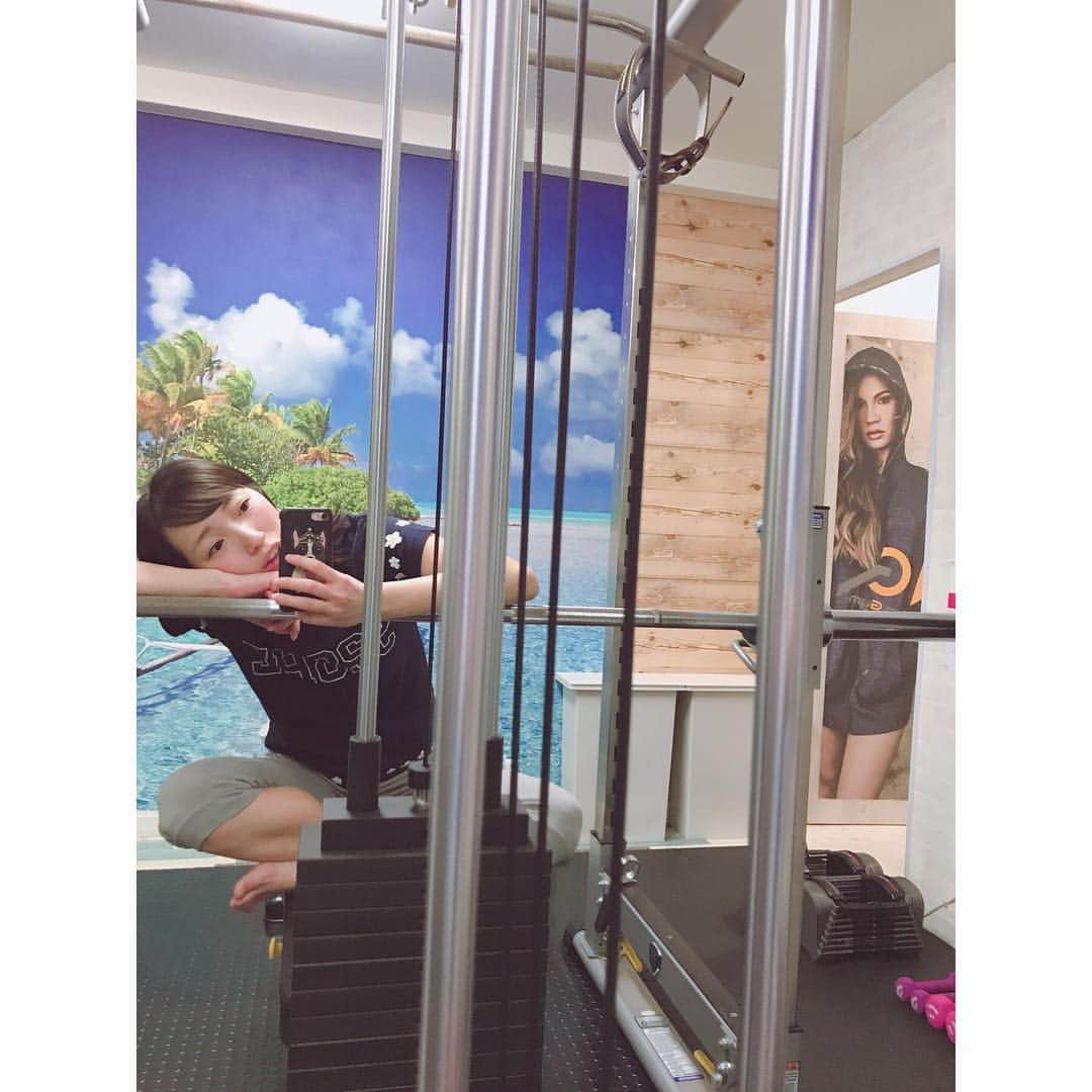 有明ゆなさんのインスタグラム写真 - (有明ゆなInstagram)「トレーニング終わりに写メ撮ってたら 綺麗な女性のポスターが( ^ω^ )！ あんな綺麗な女性になりたいなー！！！ . . . . #有明ゆな #ちっぱい #シンデレラバスト #トレーニング #パーソナルトレーニング #引き締め」4月8日 10時50分 - ariake_yuna