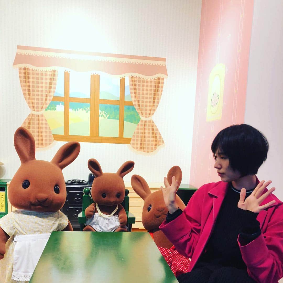水野しずのインスタグラム：「ここまでなんにもない虚無の部屋でブラウンうさぎファミリーがあたたかく迎え入れてくれるのがヤバくない？かわいすぎてホロリ。私は物質が好きでしょうがない主義だからこうはなれないのだが人生で全てを失った際は絶対この一家のことを思い出すことにした。」