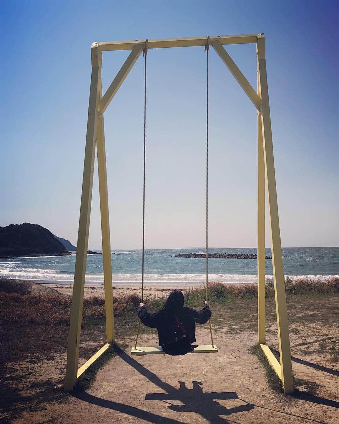 松本日向さんのインスタグラム写真 - (松本日向Instagram)「アルプス日向てきな？？🐥 ブランコ楽しかったけど結構乗るの難しかった☹️ 写真がそれを物語ってます。 #糸島 #糸島ブランコ #アルプス」4月8日 10時58分 - matsumoto_hinata