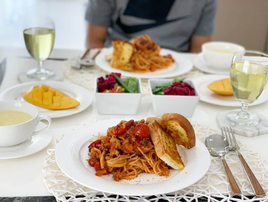 中村明花さんのインスタグラム写真 - (中村明花Instagram)「. パスタランチ🍝 . ▫️ゴロゴロミニトマトと粗挽き肉のパスタ ▫️ガーリックトースト ▫️コーンスープ ▫️サラダ ▫️マンゴー . トマトが苦手な夫もソースにすると食べてくれるのですが… いくつかトマトの形を残してみたら見事に避けられていました😂 . トマト大好きな娘が、 『パパ、トマト一緒食べるー？』と聞くと『今日は大丈夫〜！ありがとう☺️』と答える夫。 いつもじゃんねぇ😗 . 私が普段どんなトマトを選ぶようにしてるか @sayaka_nakamura_food にアップしますね🍅 . . #「夫婦のきずなごはん」&「1回のお買い物で3日献立　夫婦のきずなごはん」発売中  #タイ生活 #ブリーラム #buriram #タイで作る日本食 #อาหารญี่ปุ่น #การปรุงอาหาร #細貝家の食卓 #おうちごはん #料理 #盛り付け #テーブルコーディネート #疲労回復メニュー #免疫力アップメニュー  #アスリート飯 #時短レシピ #料理本 #料理好きな人と繋がりたい #cooking」4月8日 11時10分 - sayaka_nakamura3