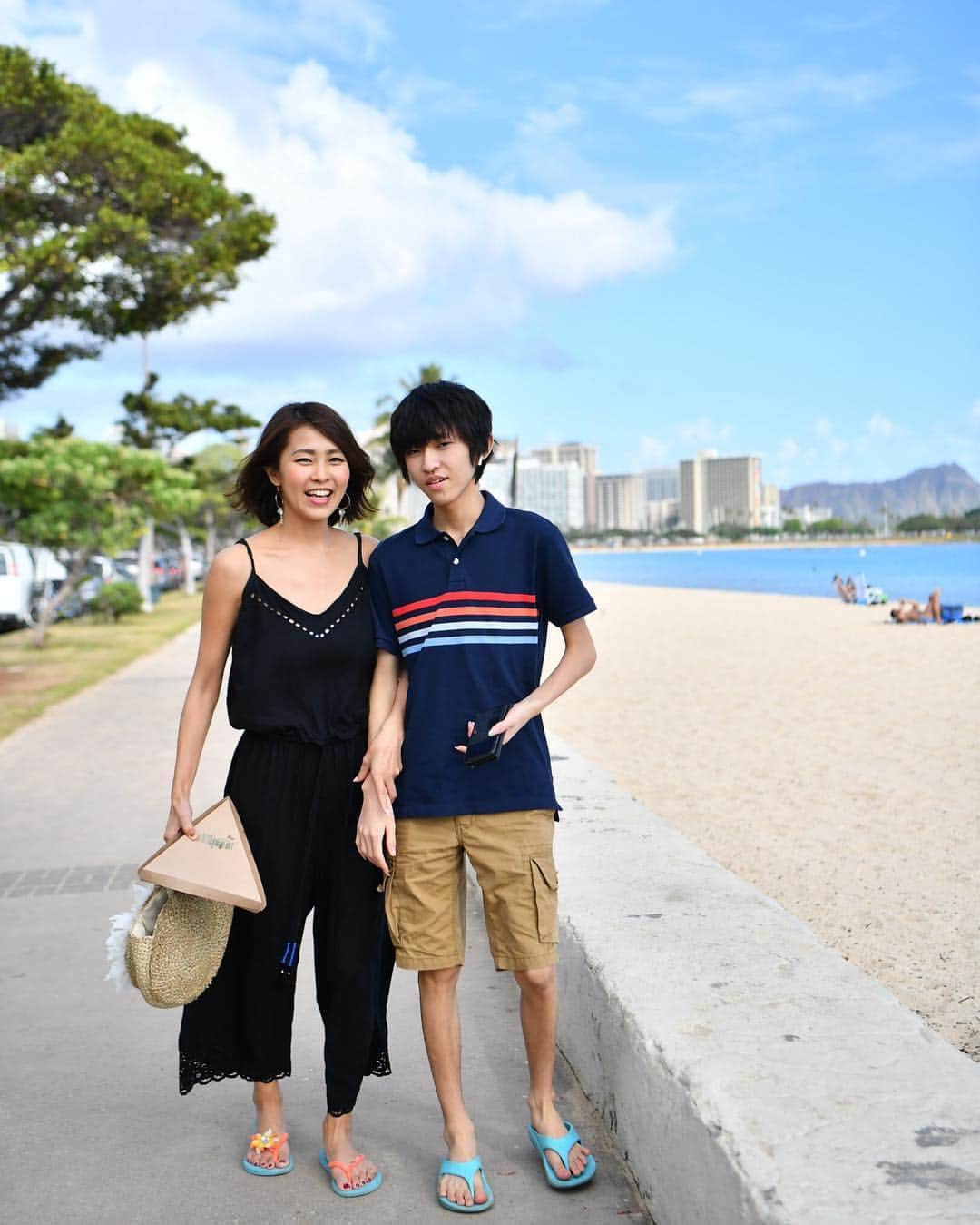 坂元美香さんのインスタグラム写真 - (坂元美香Instagram)「どれくらいの息子がいるか聞かれるのですが、これくらいです。笑  私より大きいです。我が家の中2男子も思春期なので日本では触れるだけで怒りますがハワイだと嫌がりながらもギリギリ許してくれます😋 . #息子 #myson #13歳 #中2男子」4月8日 11時02分 - mika_saka