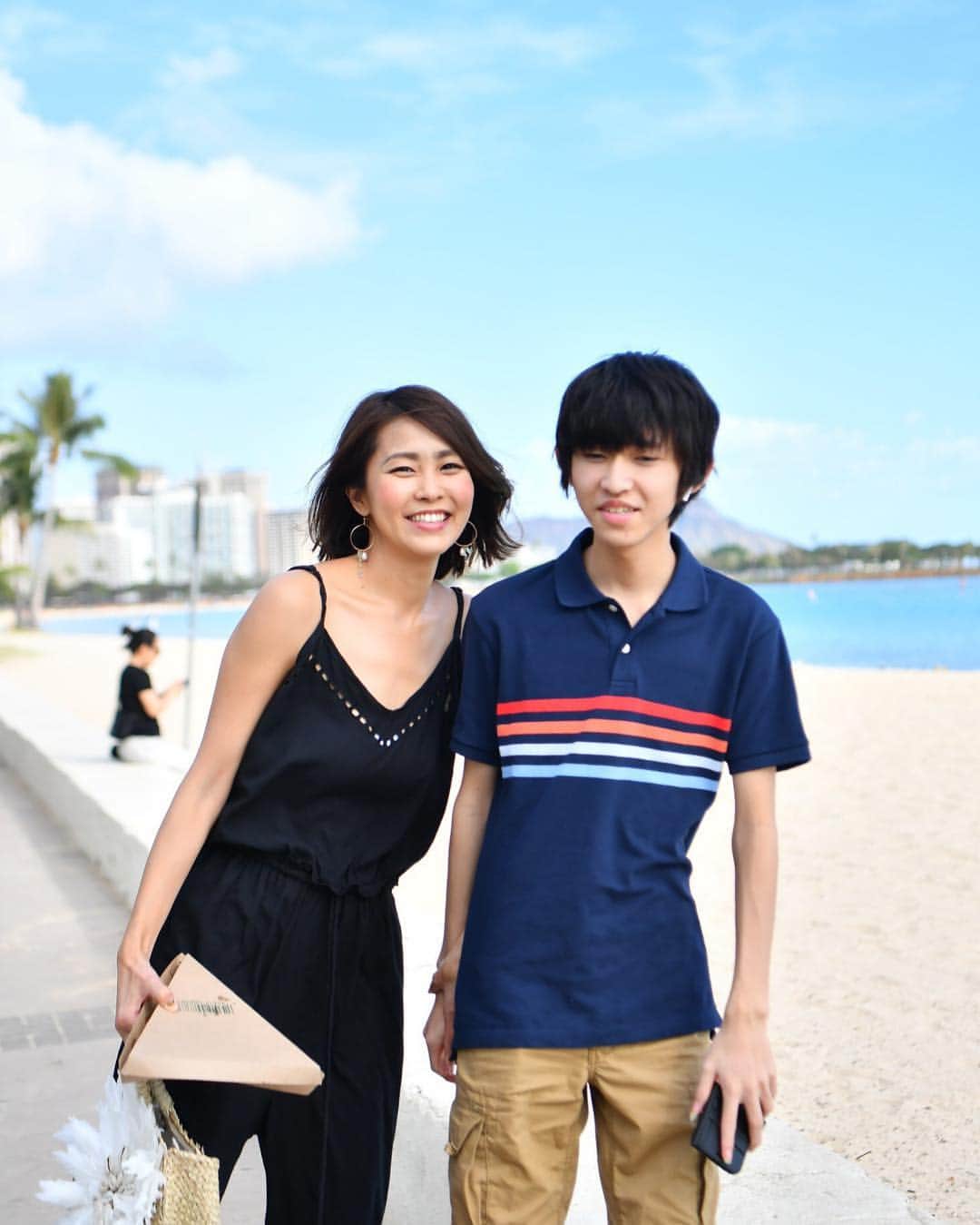 坂元美香さんのインスタグラム写真 - (坂元美香Instagram)「どれくらいの息子がいるか聞かれるのですが、これくらいです。笑  私より大きいです。我が家の中2男子も思春期なので日本では触れるだけで怒りますがハワイだと嫌がりながらもギリギリ許してくれます😋 . #息子 #myson #13歳 #中2男子」4月8日 11時02分 - mika_saka