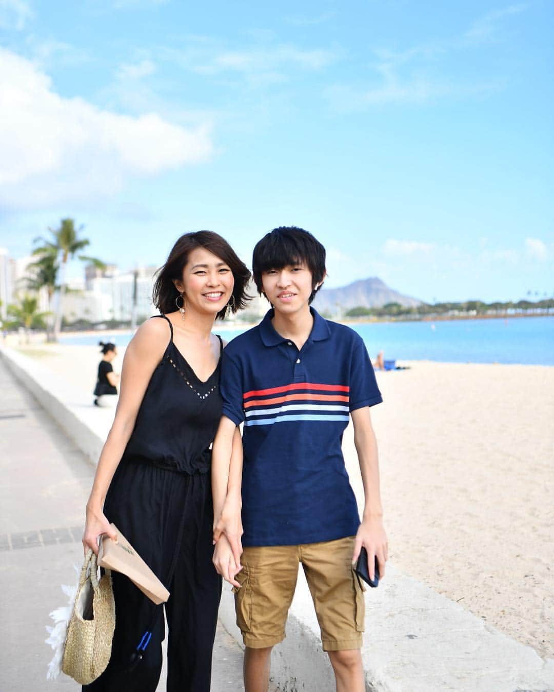 坂元美香さんのインスタグラム写真 - (坂元美香Instagram)「どれくらいの息子がいるか聞かれるのですが、これくらいです。笑  私より大きいです。我が家の中2男子も思春期なので日本では触れるだけで怒りますがハワイだと嫌がりながらもギリギリ許してくれます😋 . #息子 #myson #13歳 #中2男子」4月8日 11時02分 - mika_saka