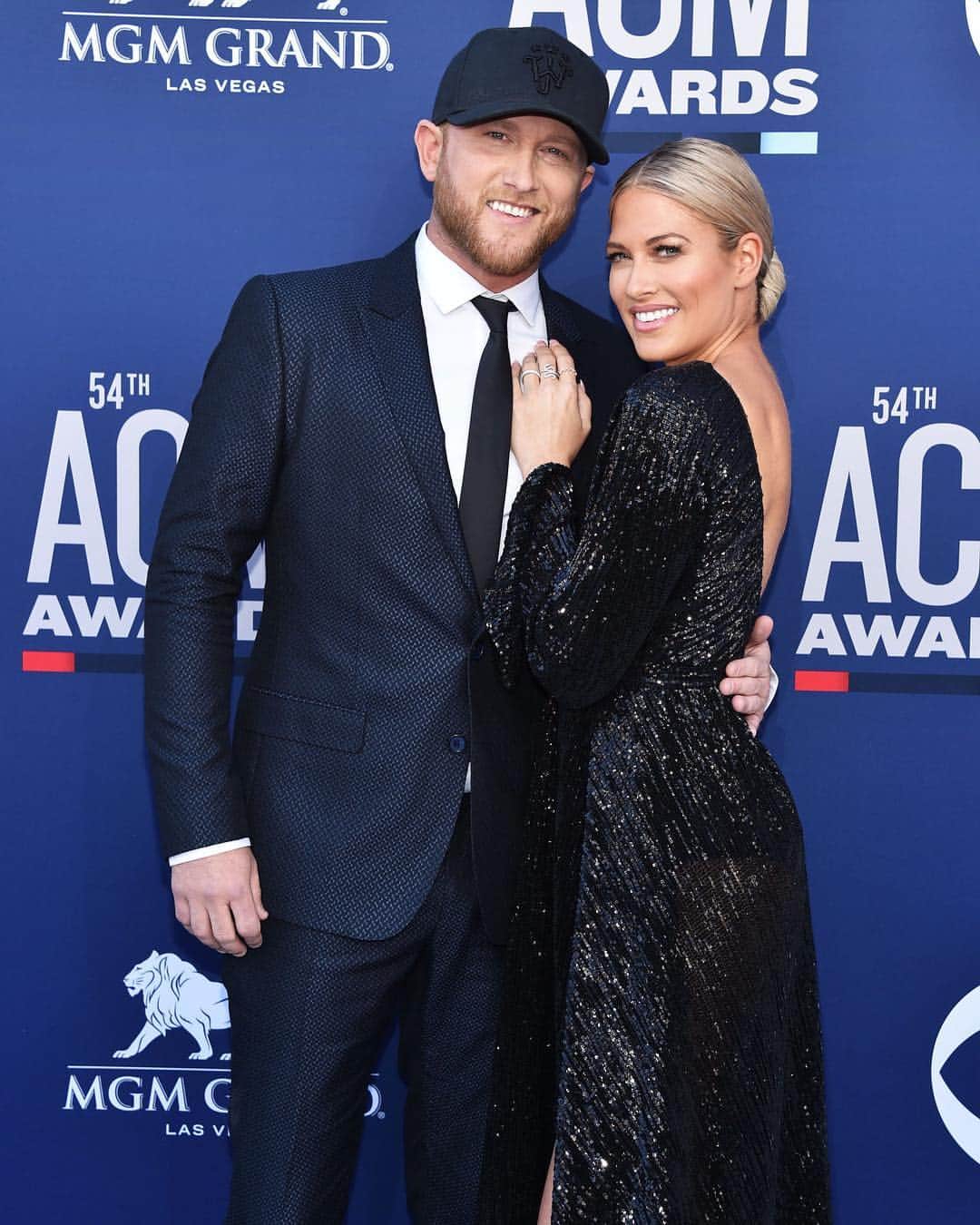 E! Onlineさんのインスタグラム写真 - (E! OnlineInstagram)「We're filling in this Blank for you: Country singer Cole Swindell and #WAGSLA's Barbie Blank are officially dating. Link in bio for the details on their new romance. #ACMAwards (📷: Getty Images)」4月8日 11時03分 - enews