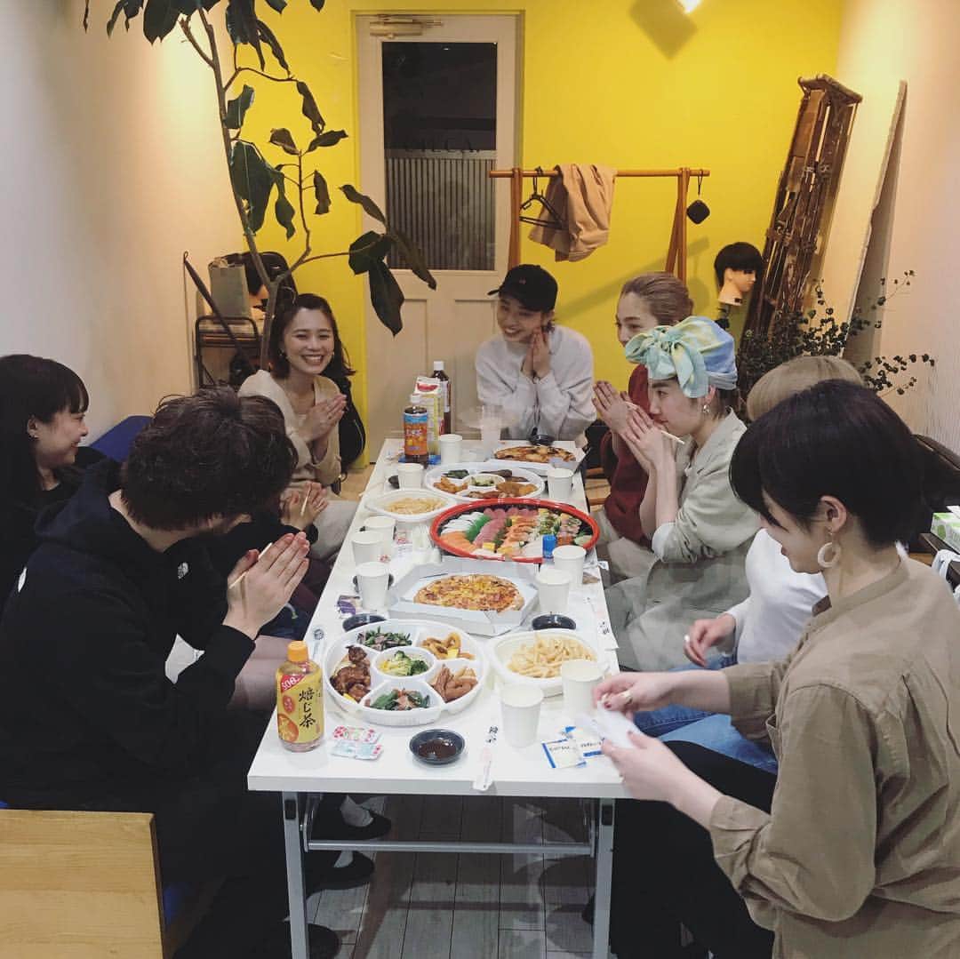 野口和弘のインスタグラム：「4月7日でCIECA.1周年でした☆ と同時に僕が経営者になって1年目が終わりました。 すごく大変な1年だったけど、振り返ってみるとあっという間だったな。笑 . 今年は新卒の子が2人仲間になってくれて9人体制になりました。 . みんなの成長を感じながらみんなでお酒を飲んでみんなの顔を見てるとやっぱりCIECA.をやってよかったなぁとしみじみしたよね。 . ほんといい子たちばっかり。ほんと好き。笑 . 僕の仕事はみんなの目標、みんなの希望、みんなの夢を叶えること。 CIECA.はみんなを育てる場所。自分も含めてね。 . たぶん、どこの経営者だってそう思ってる。スタッフのためにって。 . この1年でいろんなサロンオーナーさんや異業種の方たちとお話しさせてもらい、そして何冊もの本を読んで自分なりにいろいろ考えた。 . プレイヤーと経営者の両立。コミュニケーションの難しさ。教育。企業理念。福利厚生。社会貢献。 . 課題は山積み。。笑 . けどね、それら全てを楽しみながらやること。チャレンジすること。戦うこと。 . 生きてるって感じがするよね。 . 生きることは辛いって言うけど、辛いを楽しいに変えることが生きるってことなんだ。 . 毎日楽しいほうがいいに決まってるもんね。 . CIECA.はとにかく楽しい場所にしたい。みんなで楽しいをたくさん作りたい。そして、それをたくさんの人に伝えたい。 . 今はね、そんな感じでやってます。笑 . . みんなほんとにありがとう。みんなの夢は僕の夢です。 . 2年目のCIECA.もみなさん期待しててくださいね。 . . 2019.4.7  CIECA.代表  野口和弘」