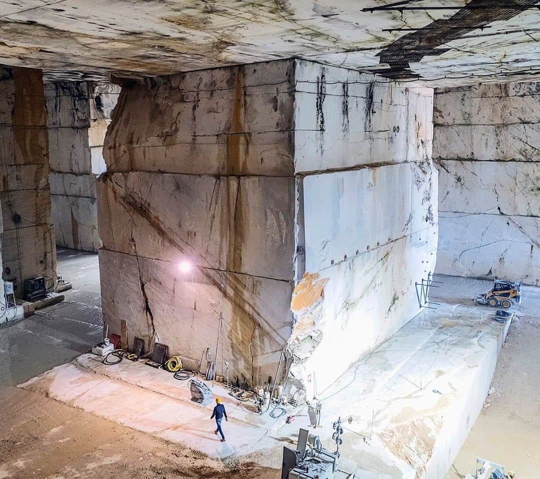 ナショナルジオグラフィックさんのインスタグラム写真 - (ナショナルジオグラフィックInstagram)「Photo by @lucalocatelliphoto | Inside the tunnels of the marble quarries of Carrara, Italy. These white marble excavation sites are located within the imposing and ecologically rich Apuan Alps. Since Roman times, the white stone of Carrara has been considered the finest marble. Ancient excavation techniques preserved these mountains for centuries, but the acceleration of new extraction technology has increased the destruction. Here in the last 30 years, more marble has been removed than during the past two millennia.」4月8日 11時08分 - natgeo