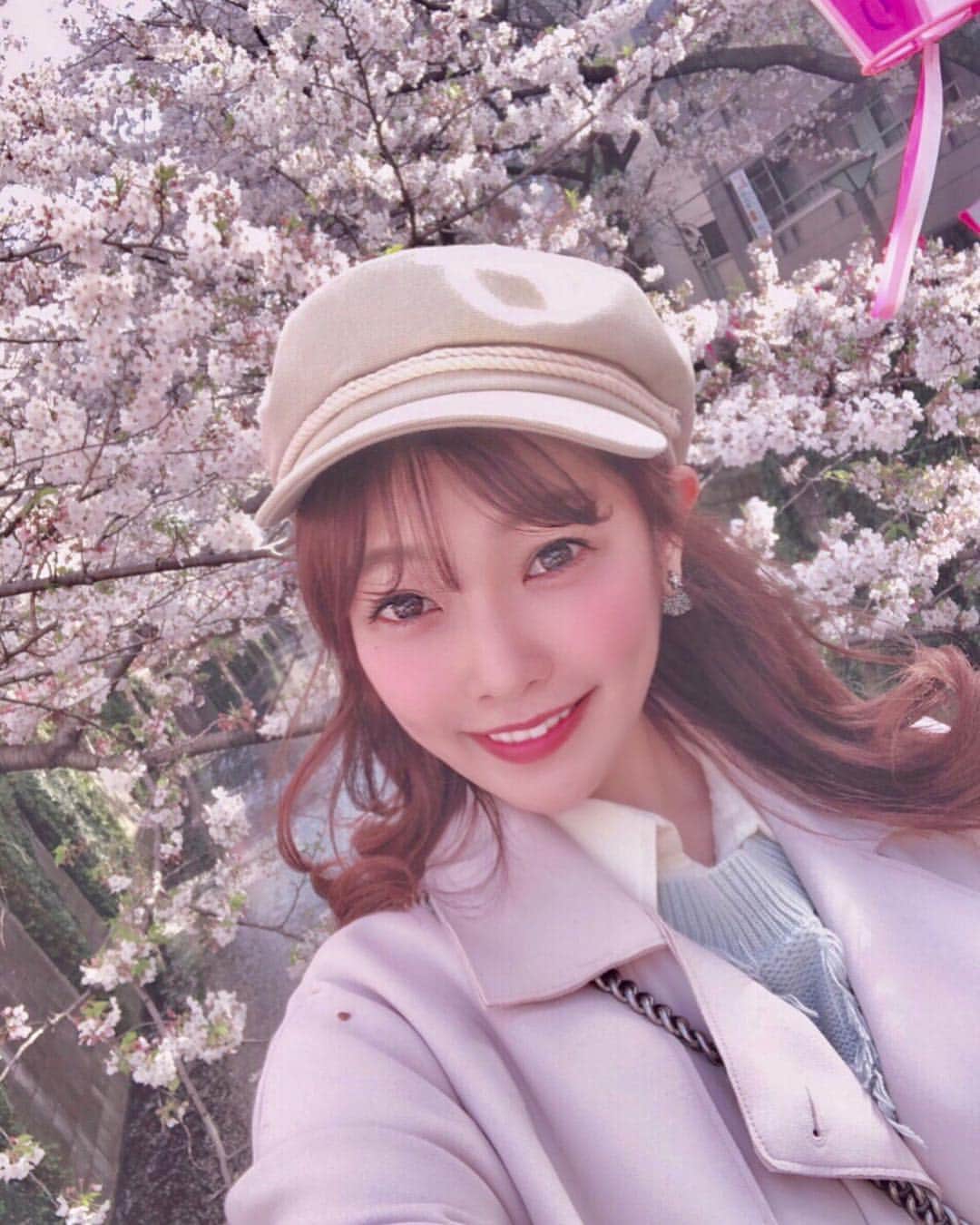 のインスタグラム：「＊ 今年は沢山お花見出来たよ🌸 代々木公園、目黒川、千鳥ヶ淵 十人十色の様に それぞれの良さがあって 楽しめちゃった😍😍😍 強いて言うなら夜桜のライトアップは まだ見てないからタイミングが合えば 行きたいかもなぁぁぁ🥰🥰🥰 さぁ今日からまた一週間の始まり✨✨✨ 頑張りましょ💗  #me#photooftheday #instadaily #tagsforlike#photo#japanese#japanesegirl#tokyo#selfie#fashion#liketolike#photospot#likesback#likeme#팔로마#좋다#일본#셀카  #셀스타그램#셀피#데일리#일상#레그램#桜#お花見#十人十色」