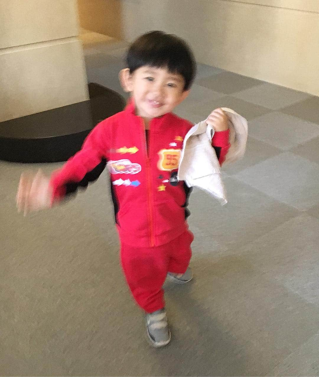 小堀ケネスさんのインスタグラム写真 - (小堀ケネスInstagram)「Little Dean Lovin’ his new Cars Outfit!  Daddy will be gone to LA for work for a week and I’ll miss you guys!! ディーン君朝からドーナツを食べて新しいカーズの服着てでテンションマックス！😆 今日からお仕事でロスアンゼルスに行って来ま〜す。 その間いい子にしてるんだよ！😘 #notdrunk #littledean #cars #donuts #happybaby #daddywillmissyouboth #ディーン君 #鬼ママ #ラブユー ❤️ @mariakamiyama」4月8日 11時11分 - kenkob0903