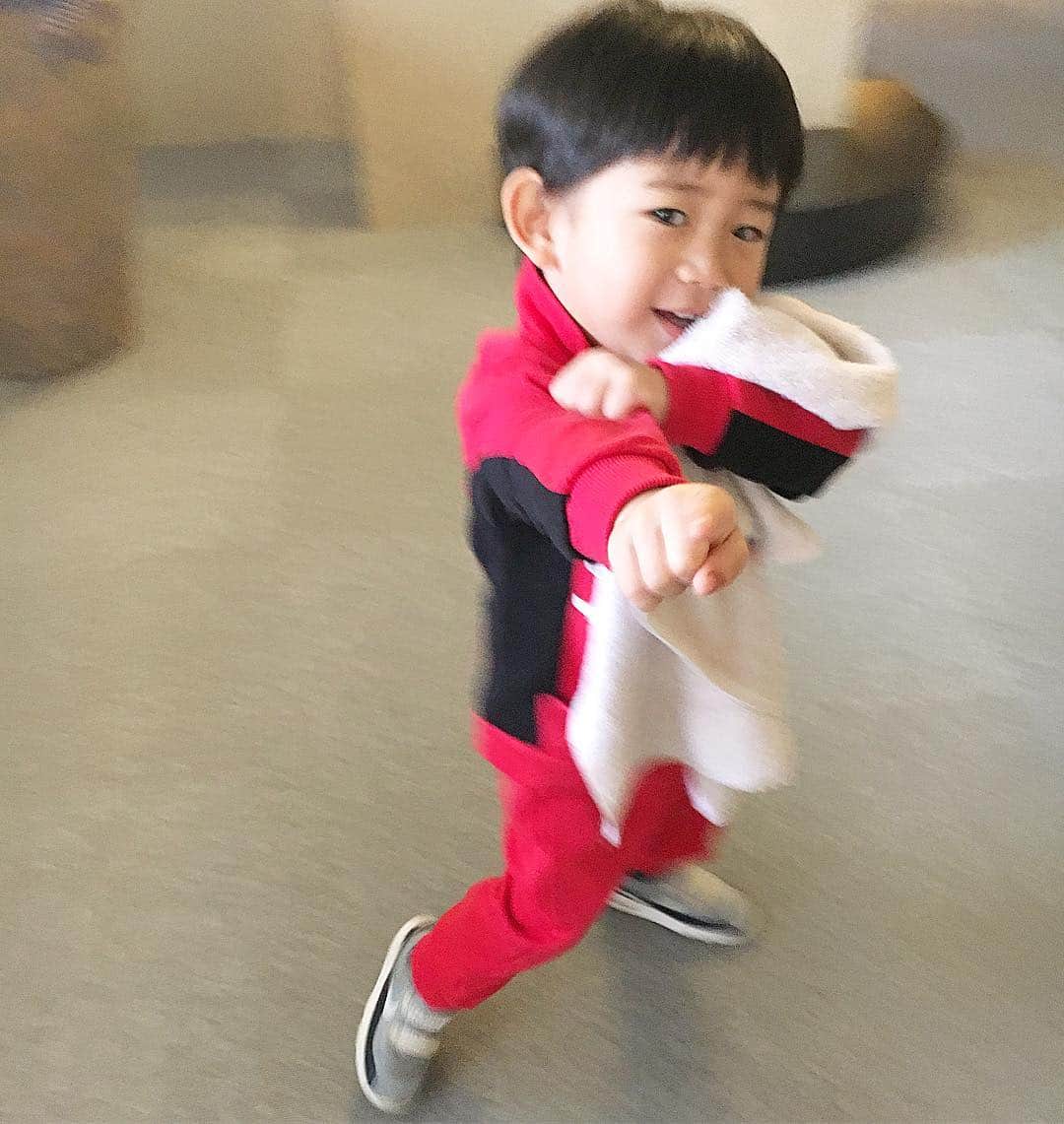 のインスタグラム：「Little Dean Lovin’ his new Cars Outfit!  Daddy will be gone to LA for work for a week and I’ll miss you guys!! ディーン君朝からドーナツを食べて新しいカーズの服着てでテンションマックス！😆 今日からお仕事でロスアンゼルスに行って来ま〜す。 その間いい子にしてるんだよ！😘 #notdrunk #littledean #cars #donuts #happybaby #daddywillmissyouboth #ディーン君 #鬼ママ #ラブユー ❤️ @mariakamiyama」