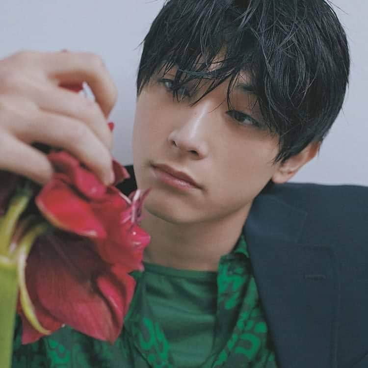 のインスタグラム：「Yoshizawa Ryo Vivi March 2019 💜 . . . . .  #YoshizawaRyo# 吉沢亮 #japaneseboy #japaneseactor #japanesemodel #japanfashion #japanesestyle  #ピンクとグレー  #치위생사 #간호사 #직장인부업 #미용인 #미용 #연남동카페 #연남동맛집 #신혼여행 #신혼 #신혼부부 #おしゃれ #オシャレ #いいね返し #フォロー #韓国人 #韓国 #セルカ #自撮り #ファッション #フォロー」