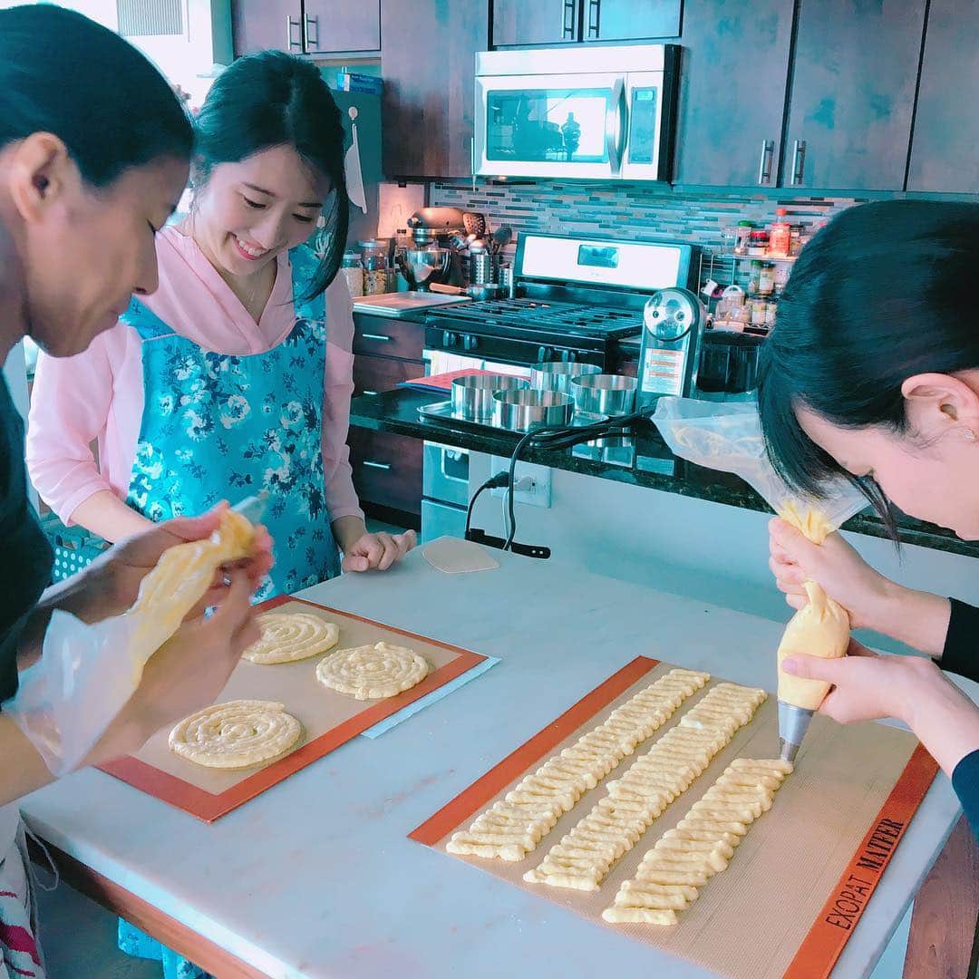 早川茉希さんのインスタグラム写真 - (早川茉希Instagram)「🍓お菓子教室🍰  今月は春らしいイチゴを使った #シャルロット と#フィナンシェ 😍🍓 ・ シャルロットは、ビスキュイから 作るというハードルの高い挑戦でしたが、 お味はもう、感動の美味しさ😭🙏🏻💖 ムースだけでも一人で作れるようになりたい、、😂 ・  フィナンシェは、ラズベリーをオン❣️ ミニサイズが可愛い😍 お友達におすそ分けしました🤗🌷 ・ 先日、お家でカップケーキを失敗してから 心が折れていたけれどw、 またお菓子作りたい欲が再燃…🔥 ・ 先生にアドバイスいただいたし、 再チャレンジしようかな😤✨ ・ #charlotte #financier #sweets #homemade #お菓子教室 #お菓子作り #スイーツ #いちご #苺スイーツ #先生お手製マカロン美味しすぎて悶絶 #大人の習い事 #シカゴ #シカゴ生活 #アメリカ暮らし #chicago #おもてなし料理 #駐在妻さんと仲良くなりたい」4月8日 11時21分 - maki_hayakawa
