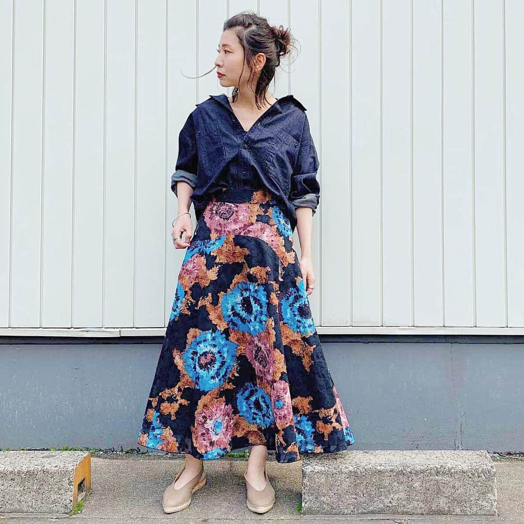 ジョンブルさんのインスタグラム写真 - (ジョンブルInstagram)「.﻿﻿ JOHNBULL denim shirt﻿ lot.AS948 / ¥16,000+tax﻿ ﻿ JOHNBULL skirt﻿ lot.AK730 / ¥24,000+tax﻿ ﻿﻿ ライトな生地感のオーバーサイズシャツとオリジナルのダリア柄をジャガード生地にあしらったフレアスカートのスタイリング。﻿ ﻿ 色使いは楽しみながらもインディゴ、ブラックを基調とし、統一感のあるコーディネートに。﻿ ﻿ 詳細は公式オンラインストアのSNAPでもご紹介しております。﻿ ストーリーズ、ハイライト（SNAP）のリンクよりご覧ください。﻿ ﻿ ﻿ #johnbull #johnbullprivatelabo #denimshirts #shirts #denim #oversize #flower #vintagelike #skirts #newarrival #newin #springfashion #summerfashion  #fashion  #ジョンブル #ジョンブルプライベートラボ #ファッション #デニムシャツ #デニムファッション #オーバーサイズ #花柄 #花柄スカート #ダリア#フレアスカート #新作入荷 #コーディネート #カジュアルコーデ #大人カジュアル #2019ss」4月8日 11時22分 - johnbull_private_labo