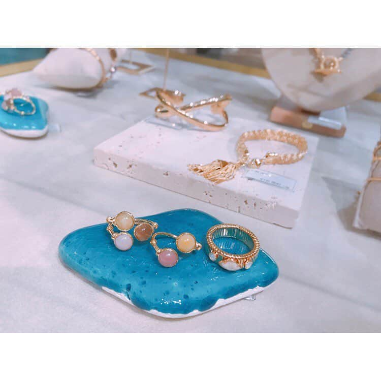 大谷朋子さんのインスタグラム写真 - (大谷朋子Instagram)「♡ * @gas_bijoux_japan の展示会へ𓍯 * ピアスもリングもブレスレットも、 好みのものがいっぱい◡̈♥︎ * 気分やファッションに合わせたいから、 シルバーもゴールドも欲しくなる！ * 迷いに迷って、みゆきちゃんが付けていた 大人気のシルバーリングをオーダーしました♡ 早く付けたいな✧ * 久しぶりのみゆきちゃん♡ 相変わらずキラキラしてた◡̈⋆ 今度遊んでもらお❤︎ * * #GASBijoux #accessory #silver  #アクセサリー」4月8日 11時23分 - tomoko_ohtani