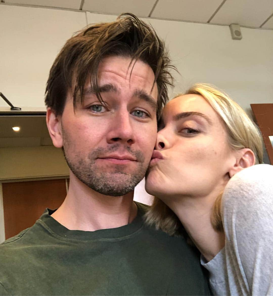 トーランス・クームスのインスタグラム：「Living my best Rskar life @rachieskarsten. And yes I’m making the same stupid face I always do.」