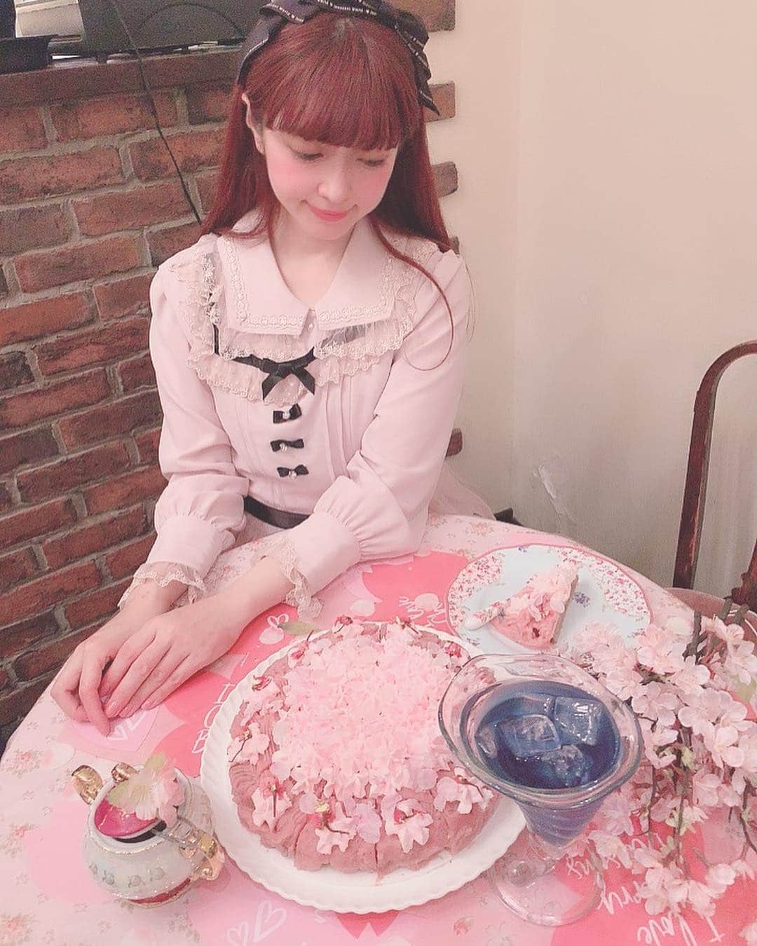 青木美沙子さんのインスタグラム写真 - (青木美沙子Instagram)「#美❤︎桜ケーキセット  #食べにきてね #アコリット #目白カフェ」4月8日 11時24分 - misakoaoki
