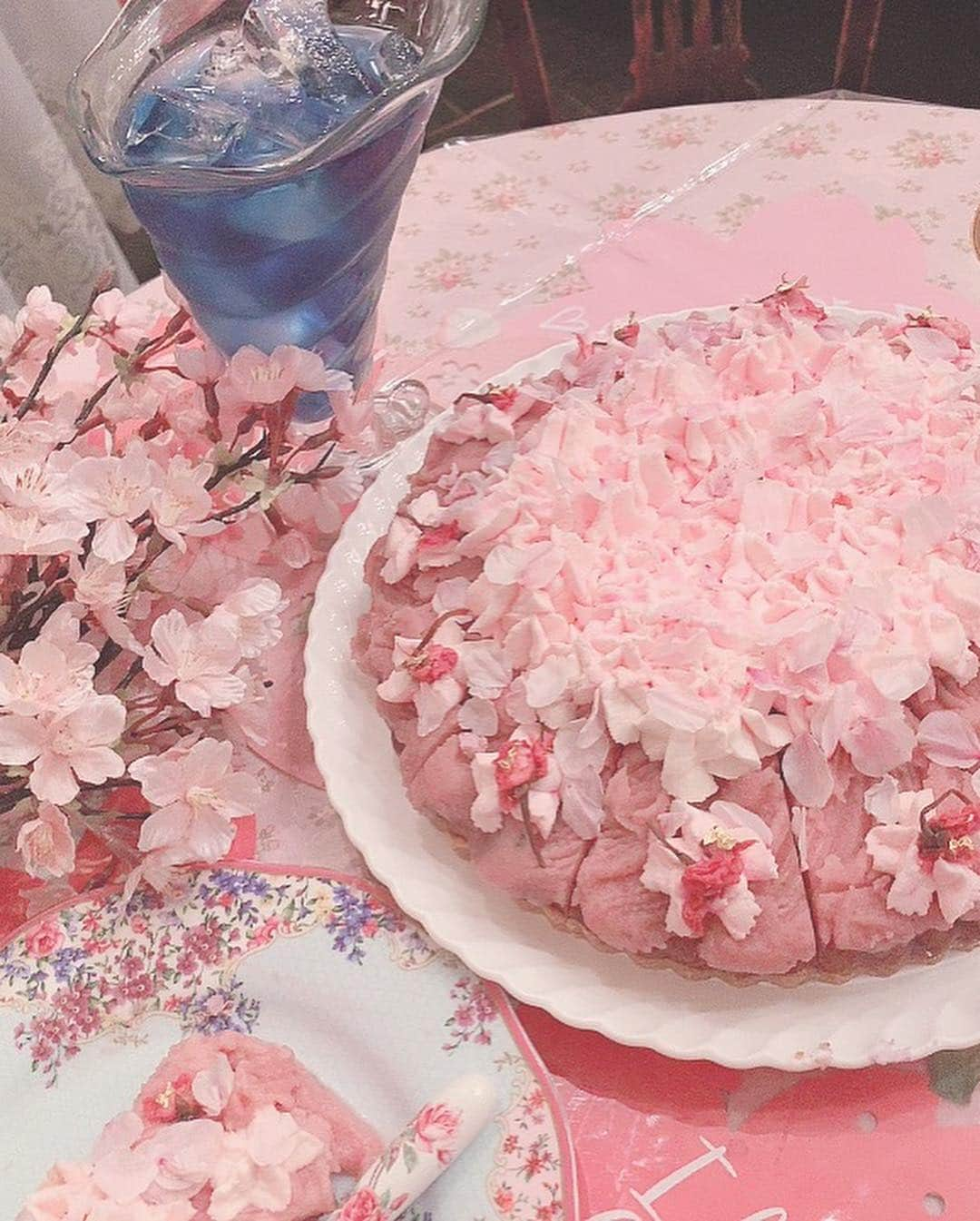 青木美沙子さんのインスタグラム写真 - (青木美沙子Instagram)「#美❤︎桜ケーキセット  #食べにきてね #アコリット #目白カフェ」4月8日 11時24分 - misakoaoki