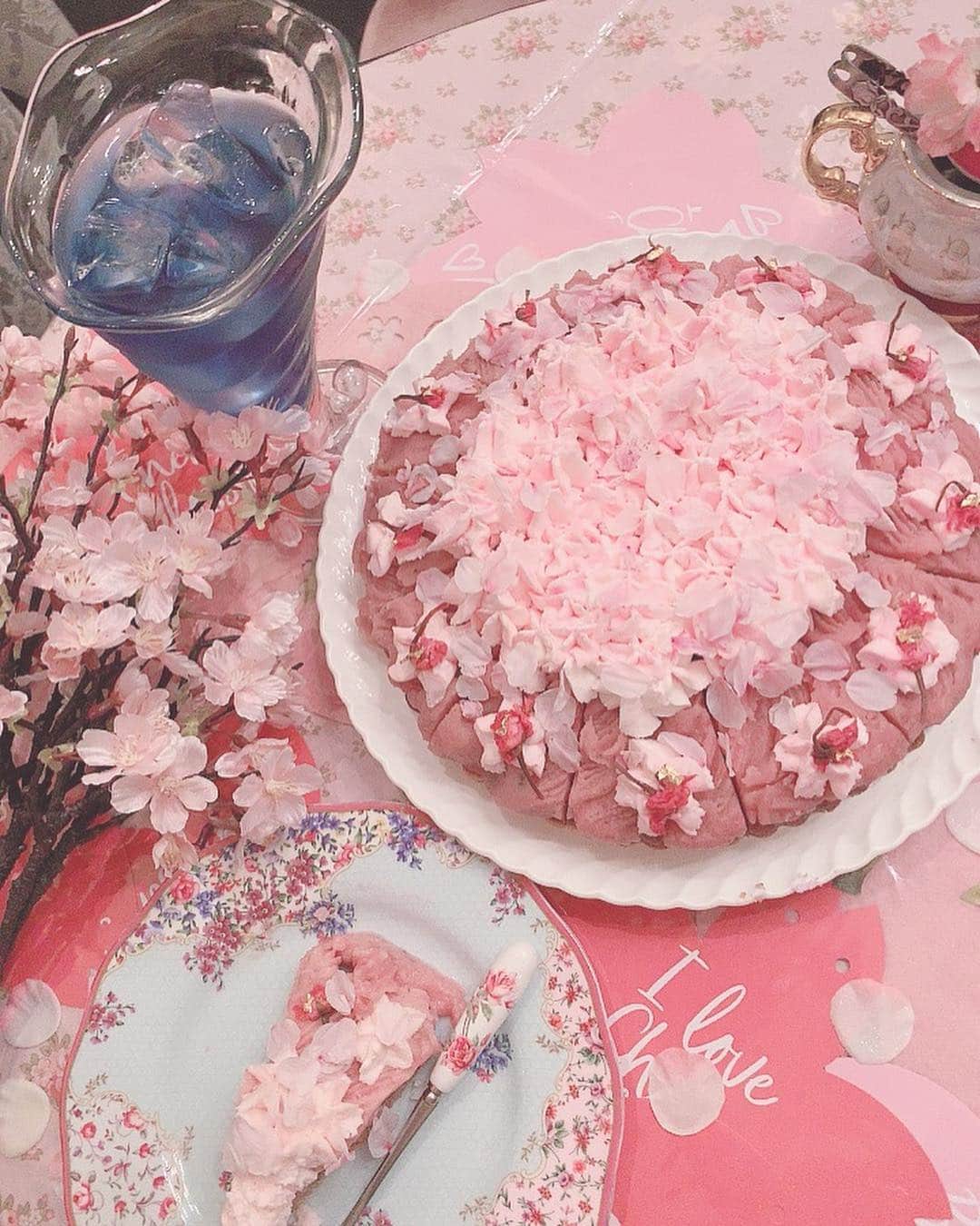 青木美沙子さんのインスタグラム写真 - (青木美沙子Instagram)「#美❤︎桜ケーキセット  #食べにきてね #アコリット #目白カフェ」4月8日 11時24分 - misakoaoki