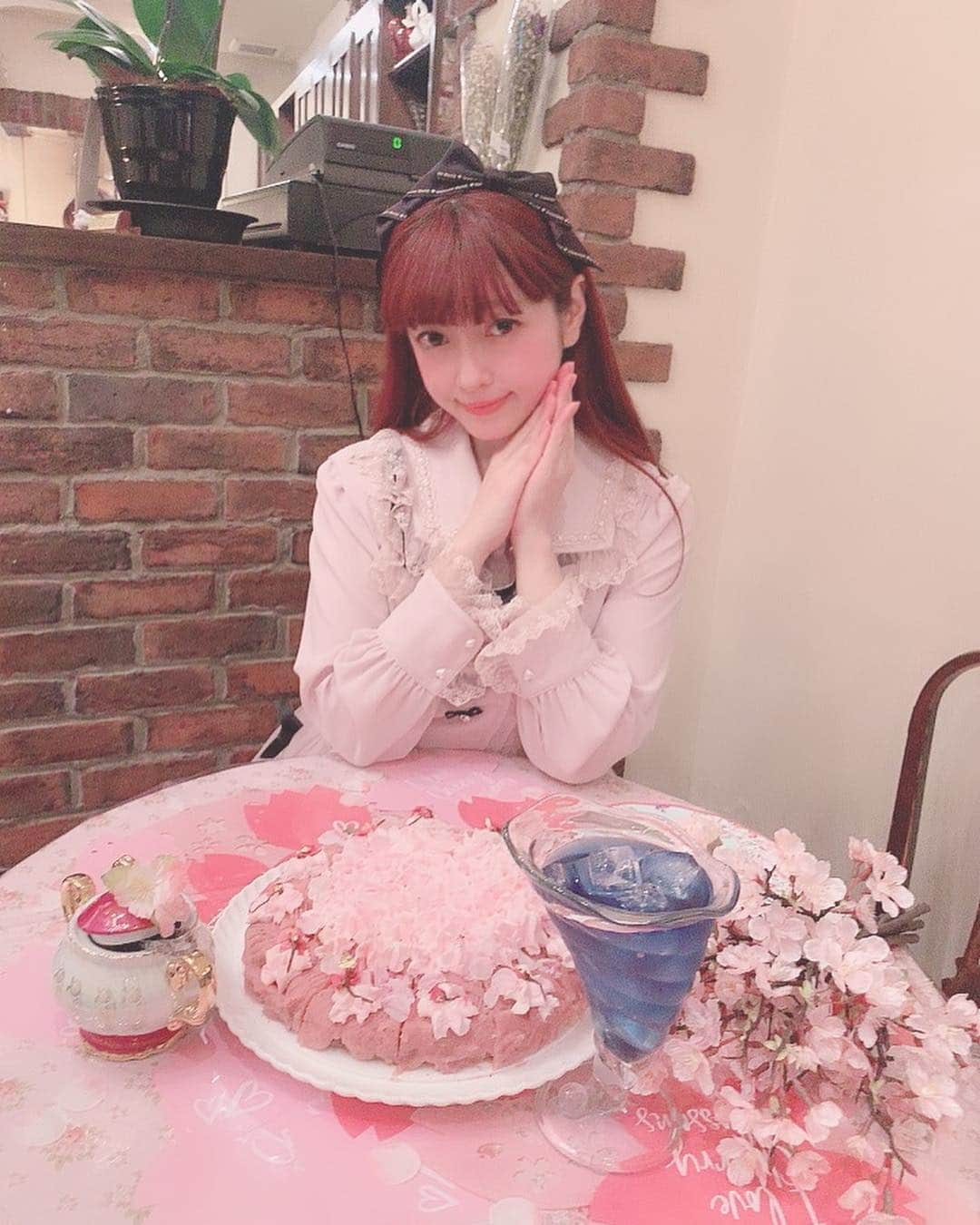 青木美沙子さんのインスタグラム写真 - (青木美沙子Instagram)「#美❤︎桜ケーキセット  #食べにきてね #アコリット #目白カフェ」4月8日 11時24分 - misakoaoki