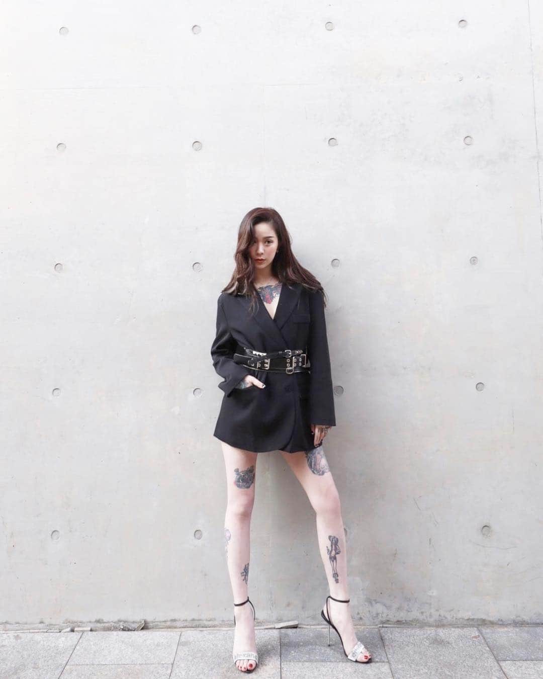 のインスタグラム：「經常問我買衣服的 以後可以在 @ysip.ysip 選購  身上整套都是他們家的🖤 快去follow」