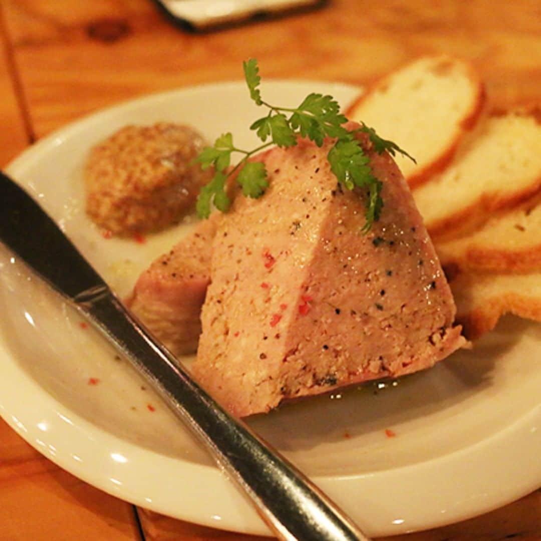 ビアージョ新宿のインスタグラム：「こんにちは、新宿西口のイタリアン＆ワインバル「ビアージョ」です。 ブログ更新しました！ 「ワインとの相性抜群、濃厚な「観音池豚と鶏レバーのパテ」をお楽しみください。」 是非ご来店をお待ちしております。 ▼詳しくはこちら▼ http://viagio-shinjuku.com/blog/  #ビアージョ#新宿#イタリアン#バル#居酒屋#送別会#二次会」