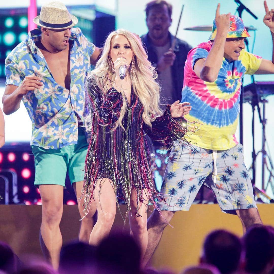 CBSさんのインスタグラム写真 - (CBSInstagram)「When you want to go to a Vegas pool party but you have a performance at the #ACMawards 🎉 @carrieunderwood」4月8日 11時30分 - cbstv