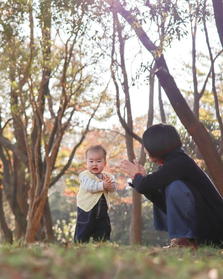 Canon EOS Kiss公式［with Kiss］さんのインスタグラム写真 - (Canon EOS Kiss公式［with Kiss］Instagram)「赤ちゃんの頃から撮影してたお子さんももうすぐ一歳。葉っぱ遊びを楽しそうにしてました。⠀ .⠀ ～@aimue さんの #こどもwithKiss ～⠀ Camera：#EOSKissM⠀ .⠀ .⠀ ★Kissユーザーの皆さんの写真をご紹介中！⠀ .⠀ キヤノンEOS Kissで撮られた写真に「 #Kissカメラ 」をつけて投稿いただいた皆さまの写真をご紹介します。⠀ .⠀ #eoskiss シリーズの大人気ミラーレスカメラ「EOS Kiss M」好評発売中！⠀ 充実の新機能と軽量コンパクトなボディーで、快適な撮影を楽しめます。⠀ .⠀ #EOSKissM の詳細は、本アカウントのプロフィール（ @with.kiss ）にあるURLから。⠀ .⠀ #EOSKissM #KissisMyLife #eoskiss #withkiss #キヤノン #canon #eos #kissカメラ #育児 #子育て #親ばか #こども #子供 #写真」4月8日 11時30分 - with.kiss