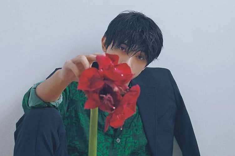のインスタグラム：「Yoshizawa Ryo Vivi March 2019 💜 . . . . .  #YoshizawaRyo# 吉沢亮 #japaneseboy #japaneseactor #japanesemodel #japanfashion #japanesestyle  #ピンクとグレー  #치위생사 #간호사 #직장인부업 #미용인 #미용 #연남동카페 #연남동맛집 #신혼여행 #신혼 #신혼부부 #おしゃれ #オシャレ #いいね返し #フォロー #韓国人 #韓国 #セルカ #自撮り #ファッション #フォロー」
