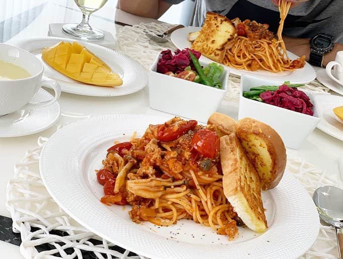 中村明花 Foodさんのインスタグラム写真 - (中村明花 FoodInstagram)「. ランチはゴロゴロトマトと粗挽き肉のパスタ🍝 . 私はトマトを買う時、作る料理にもよりますがほとんどミニトマトを選びます🍅 . 普通のトマトよりもたくさんの栄養がぎゅっと凝縮されていて、トマトと比べても栄養価が高いんです☺︎ . 普通のトマトも美味しいし勿論栄養もたっぷりなので作る料理によりけりなんですけどね♪ . トマトに沢山含まれているリコピンは、 夏のだるさや疲労を解消してくれたり、日焼けによるシミやシワ、赤みを軽減してくれる働きなどもあるので一年中夏日和なタイにいるにはピッタリな食材です🙏🏼 . ちなみにジュースにしたり、油と一緒に摂ると吸収率が高まるみたいですよ♪熱にも強いので火を通しても大丈夫です☺︎ . 朝に摂るのが1番効果が高いみたいなので、朝からトマトジュース飲んで日焼け対策したいと思います🕶✨ . . #「夫婦のきずなごはん」&「1回のお買い物で3日献立　夫婦のきずなごはん」発売中  #タイ生活 #ブリーラム #buriram #タイで作る日本食 #อาหารญี่ปุ่น #การปรุงอาหาร #細貝家の食卓 #おうちごはん #料理 #盛り付け #テーブルコーディネート #疲労回復メニュー #免疫力アップメニュー  #アスリート飯 #時短レシピ #料理本 #料理好きな人と繋がりたい #cooking」4月8日 11時45分 - sayaka_nakamura_food