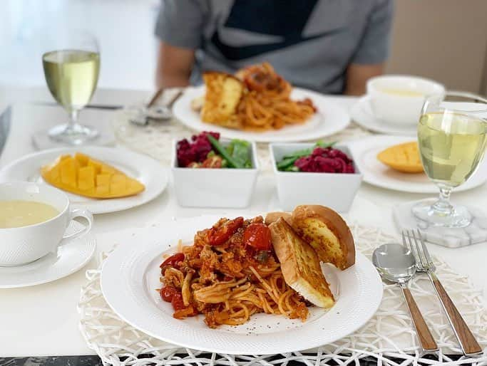 中村明花 Foodのインスタグラム：「. ランチはゴロゴロトマトと粗挽き肉のパスタ🍝 . 私はトマトを買う時、作る料理にもよりますがほとんどミニトマトを選びます🍅 . 普通のトマトよりもたくさんの栄養がぎゅっと凝縮されていて、トマトと比べても栄養価が高いんです☺︎ . 普通のトマトも美味しいし勿論栄養もたっぷりなので作る料理によりけりなんですけどね♪ . トマトに沢山含まれているリコピンは、 夏のだるさや疲労を解消してくれたり、日焼けによるシミやシワ、赤みを軽減してくれる働きなどもあるので一年中夏日和なタイにいるにはピッタリな食材です🙏🏼 . ちなみにジュースにしたり、油と一緒に摂ると吸収率が高まるみたいですよ♪熱にも強いので火を通しても大丈夫です☺︎ . 朝に摂るのが1番効果が高いみたいなので、朝からトマトジュース飲んで日焼け対策したいと思います🕶✨ . . #「夫婦のきずなごはん」&「1回のお買い物で3日献立　夫婦のきずなごはん」発売中  #タイ生活 #ブリーラム #buriram #タイで作る日本食 #อาหารญี่ปุ่น #การปรุงอาหาร #細貝家の食卓 #おうちごはん #料理 #盛り付け #テーブルコーディネート #疲労回復メニュー #免疫力アップメニュー  #アスリート飯 #時短レシピ #料理本 #料理好きな人と繋がりたい #cooking」