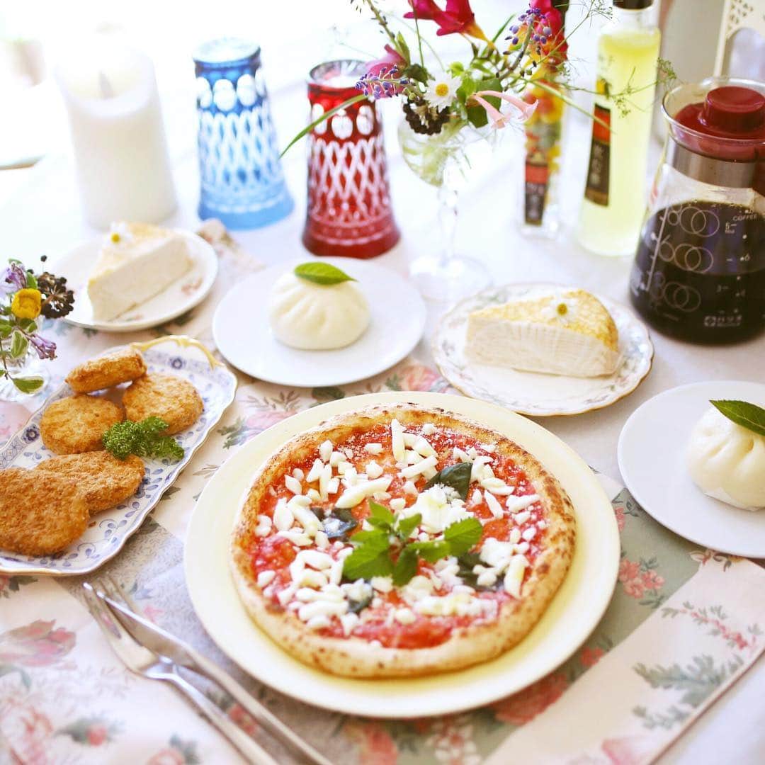 amiさんのインスタグラム写真 - (amiInstagram)「． Lunch time at home ． 好きなもの尽くしの おうちランチ♡ ． ✳︎こだわりピッツァマルゲリータ ✳︎メンチカツとコロッケ ✳︎肉まん ✳︎ミルクレープ ． 全てシュガーレディ @sugarlady_official さんで 揃えました♡ ． 好きなものばかりなので 和洋折衷バラバラですが…😅 ． 安全安心へのこだわりがすごい ので、子供にも安心して 食べてもらえます💕 ． ちなみに、どれも簡単調理 なので忙しい日でも⭕️ ． 飲み物は飲むお酢〜♡ ご馳走さまでした🙏 ． ． ． #シュガーレディTABLE#sugarlady#和食#ランチ#PR#シュガーレディ#日本食#肉まん#コロッケ#安心安全#冷凍食品#料理#花のある幸せごはん#テーブルコーディネート#ミルクレープ#おうちカフェ#おうちごはん#2歳児ママ#2歳児」4月8日 11時43分 - amikuma1219