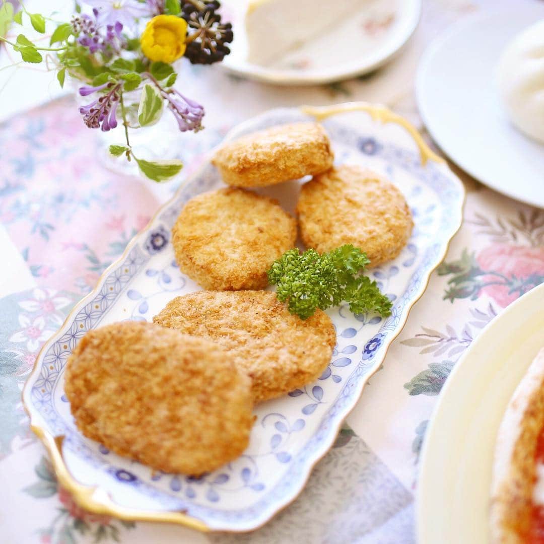 amiさんのインスタグラム写真 - (amiInstagram)「． Lunch time at home ． 好きなもの尽くしの おうちランチ♡ ． ✳︎こだわりピッツァマルゲリータ ✳︎メンチカツとコロッケ ✳︎肉まん ✳︎ミルクレープ ． 全てシュガーレディ @sugarlady_official さんで 揃えました♡ ． 好きなものばかりなので 和洋折衷バラバラですが…😅 ． 安全安心へのこだわりがすごい ので、子供にも安心して 食べてもらえます💕 ． ちなみに、どれも簡単調理 なので忙しい日でも⭕️ ． 飲み物は飲むお酢〜♡ ご馳走さまでした🙏 ． ． ． #シュガーレディTABLE#sugarlady#和食#ランチ#PR#シュガーレディ#日本食#肉まん#コロッケ#安心安全#冷凍食品#料理#花のある幸せごはん#テーブルコーディネート#ミルクレープ#おうちカフェ#おうちごはん#2歳児ママ#2歳児」4月8日 11時43分 - amikuma1219