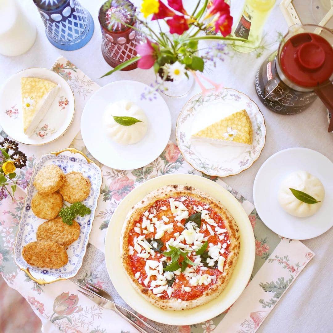 amiさんのインスタグラム写真 - (amiInstagram)「． Lunch time at home ． 好きなもの尽くしの おうちランチ♡ ． ✳︎こだわりピッツァマルゲリータ ✳︎メンチカツとコロッケ ✳︎肉まん ✳︎ミルクレープ ． 全てシュガーレディ @sugarlady_official さんで 揃えました♡ ． 好きなものばかりなので 和洋折衷バラバラですが…😅 ． 安全安心へのこだわりがすごい ので、子供にも安心して 食べてもらえます💕 ． ちなみに、どれも簡単調理 なので忙しい日でも⭕️ ． 飲み物は飲むお酢〜♡ ご馳走さまでした🙏 ． ． ． #シュガーレディTABLE#sugarlady#和食#ランチ#PR#シュガーレディ#日本食#肉まん#コロッケ#安心安全#冷凍食品#料理#花のある幸せごはん#テーブルコーディネート#ミルクレープ#おうちカフェ#おうちごはん#2歳児ママ#2歳児」4月8日 11時43分 - amikuma1219