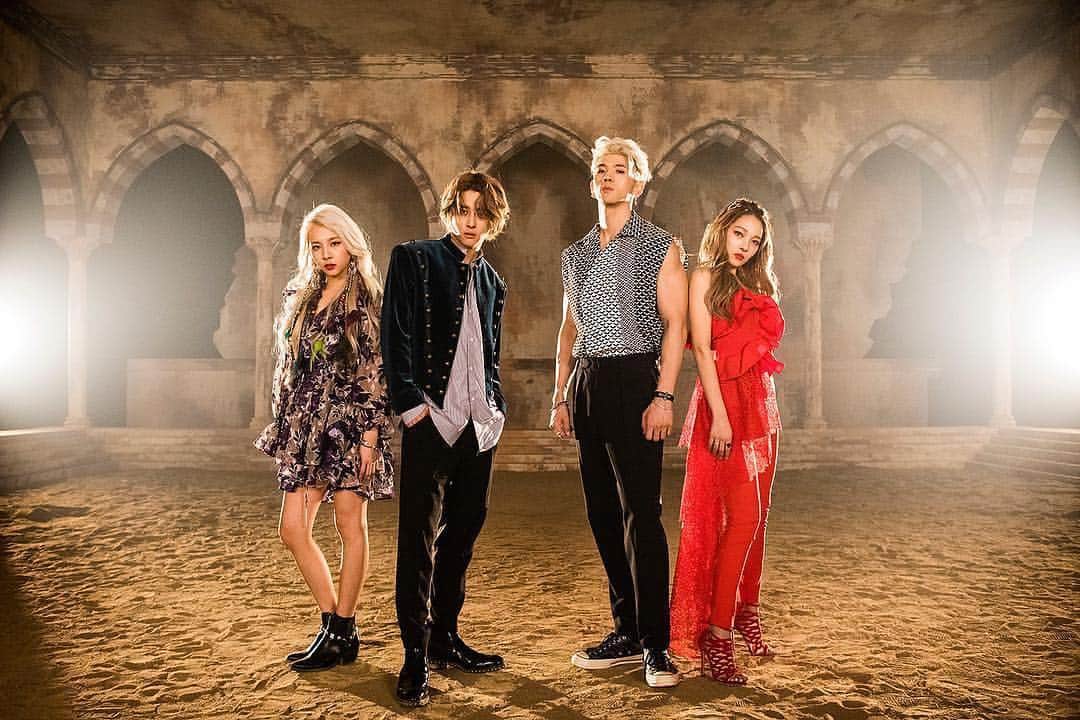 K.A.R.Dさんのインスタグラム写真 - (K.A.R.DInstagram)「‪오늘 낮 12시부터 KARD 공식 팬클럽 "HIDDEN KARD 1기" 팬쉽 출시 기념 KARD 팬사인회 응모가 시작됩니다!!‬ 팬쉽에 가입한 히든이들은 모두 놓치지 말고 응모해주세요♥ . ♣ V팬쉽 가입하기 : https://bit.ly/2I5SrpQ ♣ 팬사인회 응모 링크 : http://naver.me/FVfWUzwS . #KARD #KARD_밤밤_Bomb_Bomb」4月8日 11時44分 - official_kard