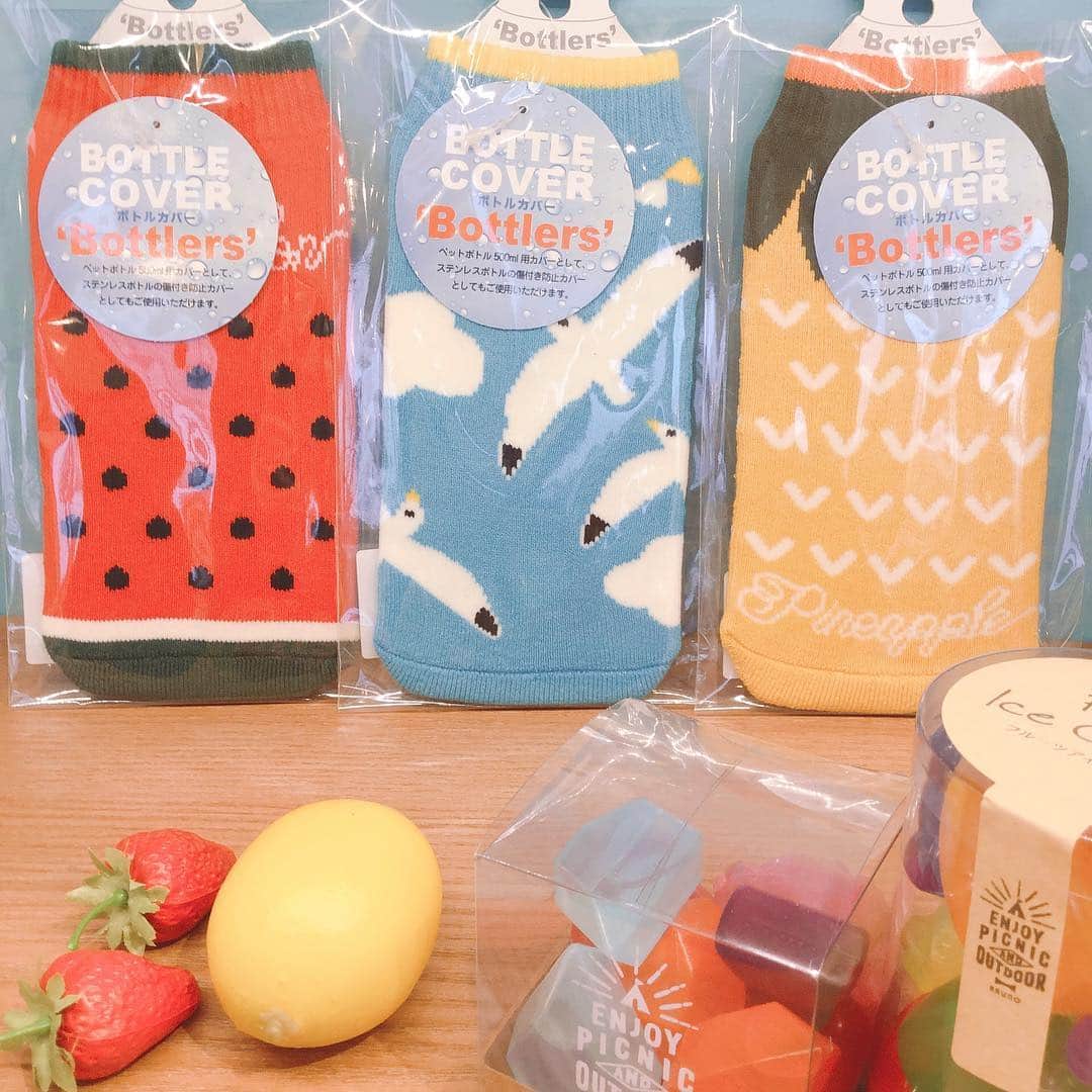 Toffy_Jiyugaokaさんのインスタグラム写真 - (Toffy_JiyugaokaInstagram)「暖かかった昨日から一転、肌寒い日になりましたね😌 .  気候に関わらず、私逹の体に大切な飲み物🍹 .  いつものペットボトルに可愛いカバーはいかがですか？ ステンレスボトルの傷防止カバーとしてもお使い頂けます☺️ .  柄はスイカ🍉とパイン🍍とカモメ🐦の3種類✨ .  色鮮やかで、手に取ると気分も明るくなる💕 そんな可愛いカバーです^ ^ .  ボトラーズ 3種 各¥550＋tax .  #toffy #toffy自由が丘#自由が丘散策 #かわいい #雑貨 #キッチン#ペットボトル#ペットボトルカバー#カバー#飲み物#スイカ#パイン#カモメ#暖かい飲み物#冷たい飲み物#ボトラーズ#ステンレスボトル#傷防止」4月8日 11時37分 - toffy_jiyugaoka