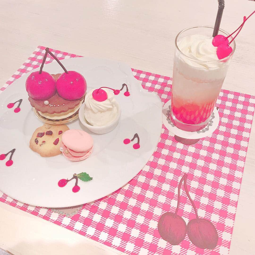 中井りかさんのインスタグラム写真 - (中井りかInstagram)「q-pot cafeの さくらんぼのメニュー🍒💕 はちゃめちゃ可愛くて美味しかった！  ピンクもあったけど 私は赤いチェリーにしました！☁️ みんなもいってみて！🍒🍒💓」4月8日 11時39分 - rika___n24x