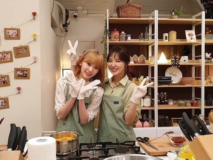 h3artbrak3rsさんのインスタグラム写真 - (h3artbrak3rsInstagram)「#repost @modu_kitchen ・・・ - 아이즈원과 레드벨벳 특급케미도 안냥~~😻😻 Photo by. 청포토 (@leechungah ) . . #모두의주방 #소셜다이닝 #강호동 #유민상 #이청아 #광희 #웬디 #사쿠라 #레드벨벳 #아이즈원  #hkt48 #IZONE #아이즈원 #アイズワン  #sakura #宮脇咲良 #미야와키사쿠라 #さくら #Wendy #웬디 #ウェンディ #redvelvet」4月8日 11時40分 - h3artbrak3rs