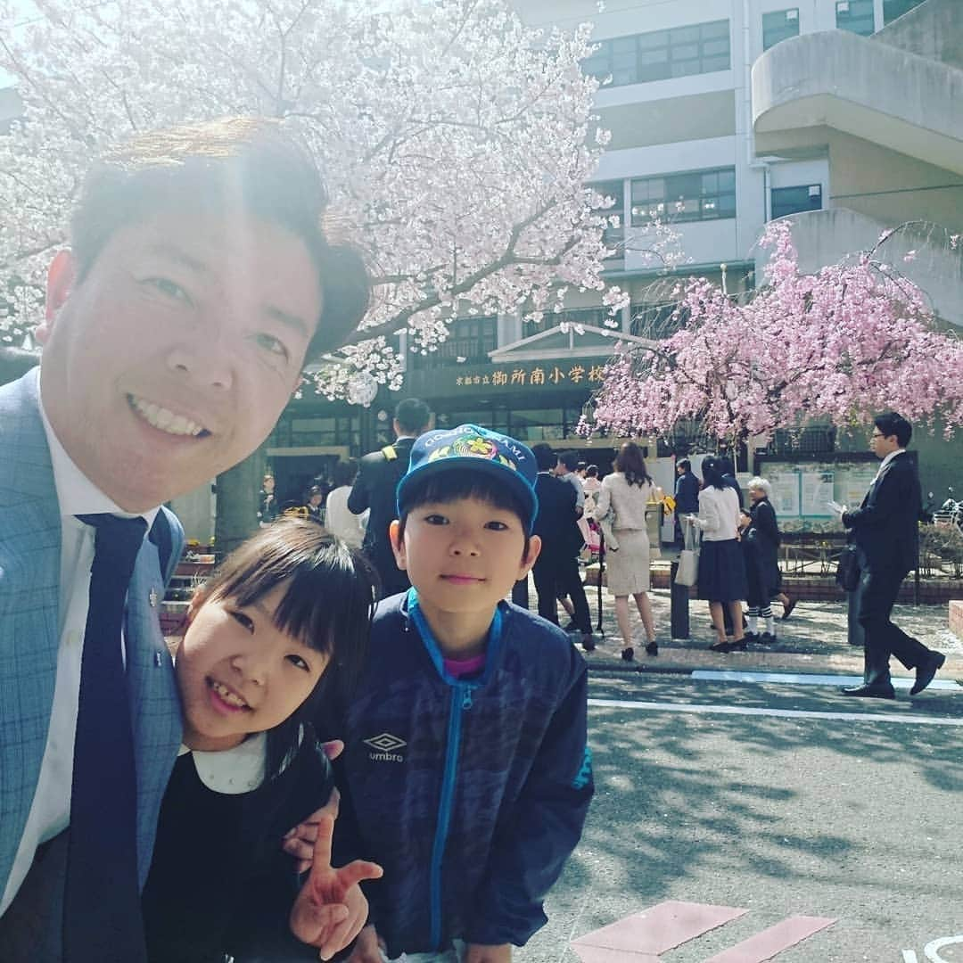 竹内弘一さんのインスタグラム写真 - (竹内弘一Instagram)「末っ子の小学校入学式。あっという間に大きくなっちゃってー。友だち100人作ってね！満開の桜のもと記念撮影だけして私は大学病院へ。きょうも長いなあ😅 #入学式」4月8日 11時41分 - takeuchi_koichi